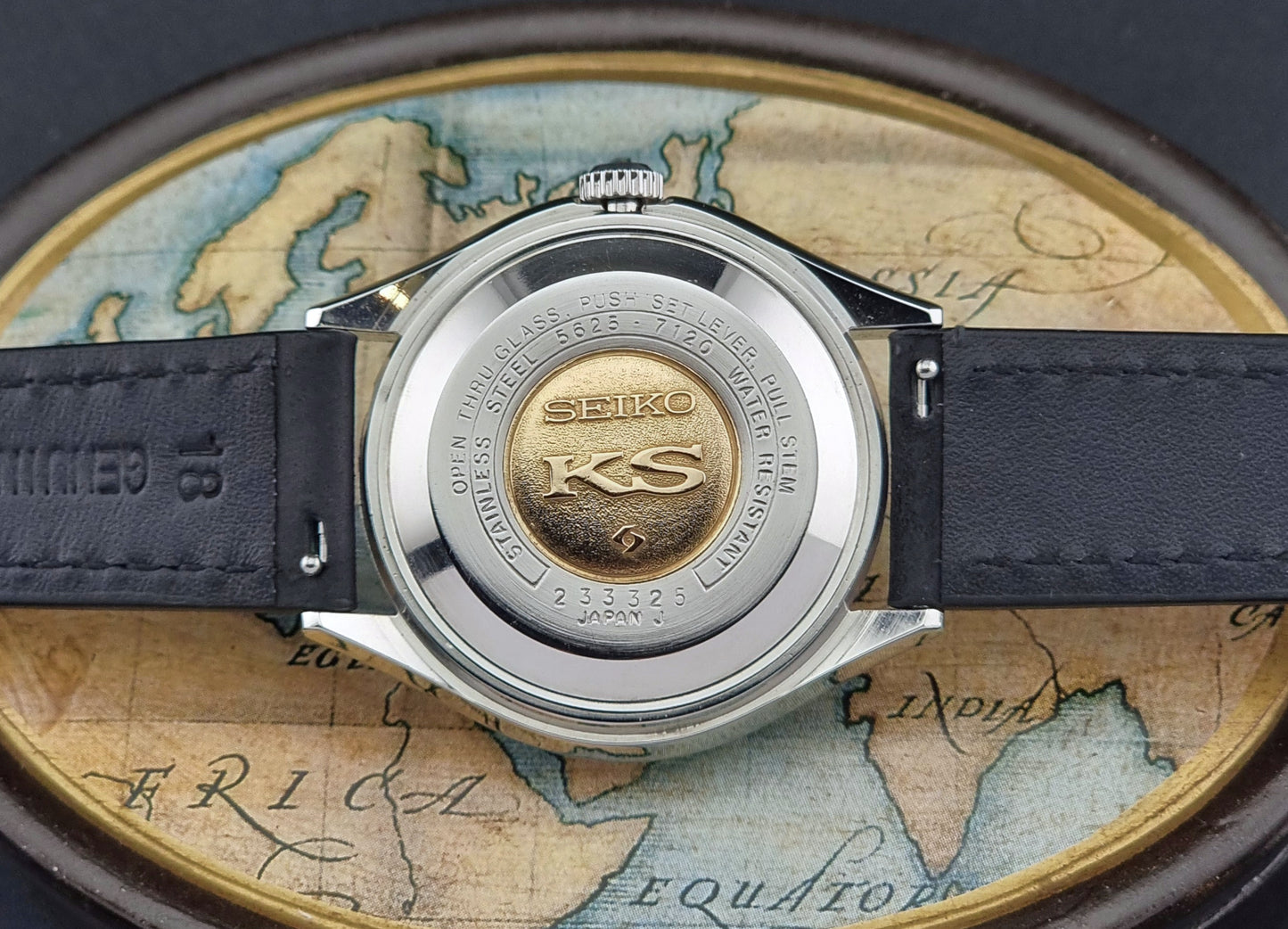 Vintage King Seiko Wristwatch 5625-7120 case back with gold medallion showing the Seiko KS logo
