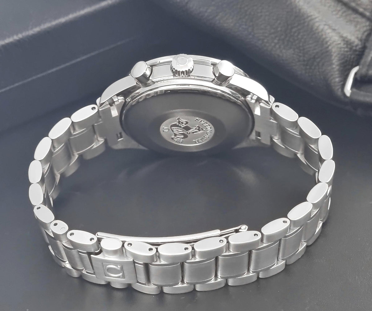 1999 Omega Speedmaster 3523.30 Triple Date automatic chronograph, close-up of the bracelet clasp