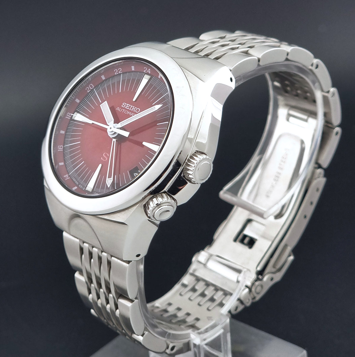 Seiko Mechasus SCFF007 GMT 4S12-0010 wristwatch with a red face on a dark background crown profile view