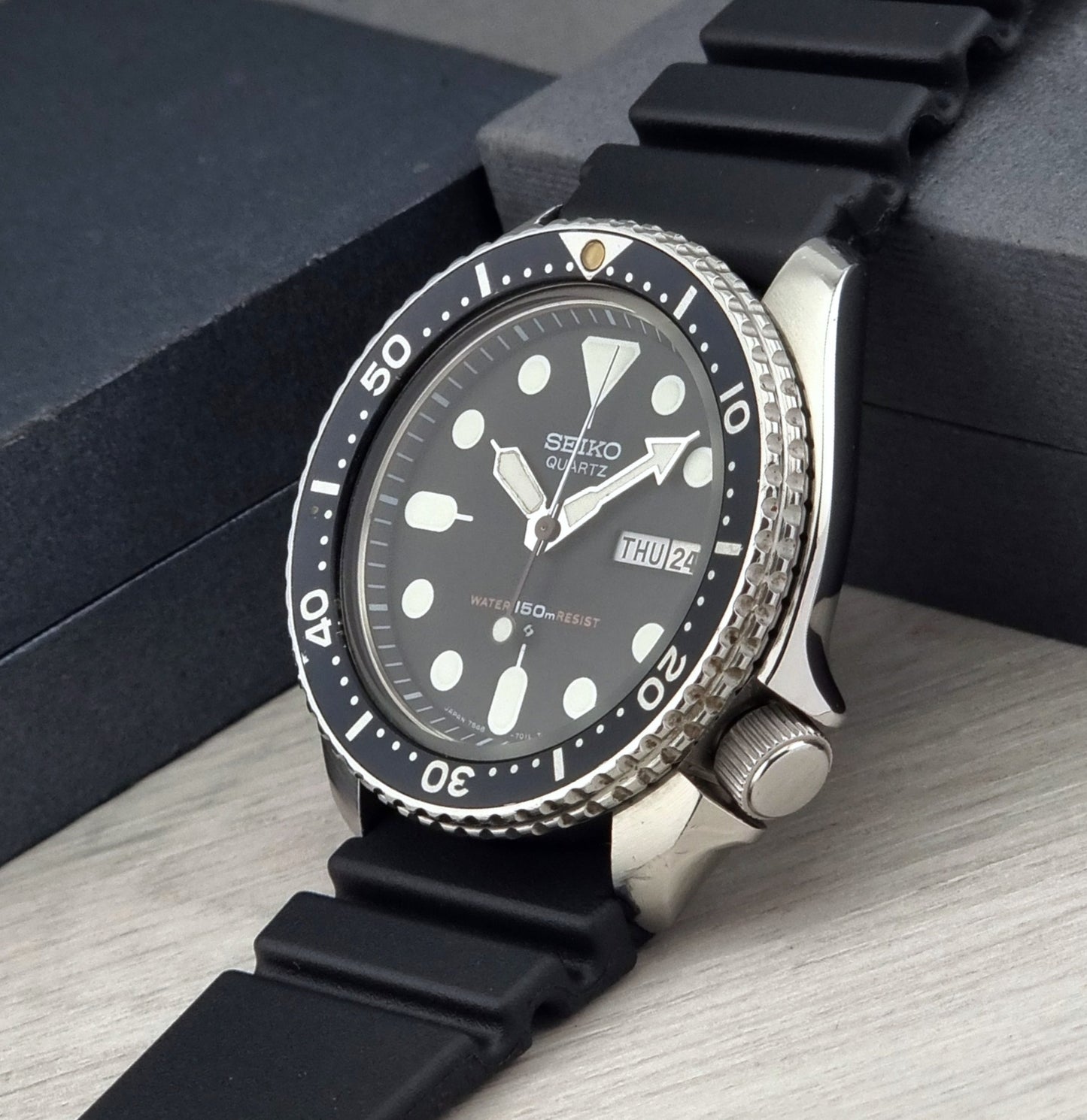 Seiko Quartz Dive watch 7548-7000 with black rubber strap on a light gray surface