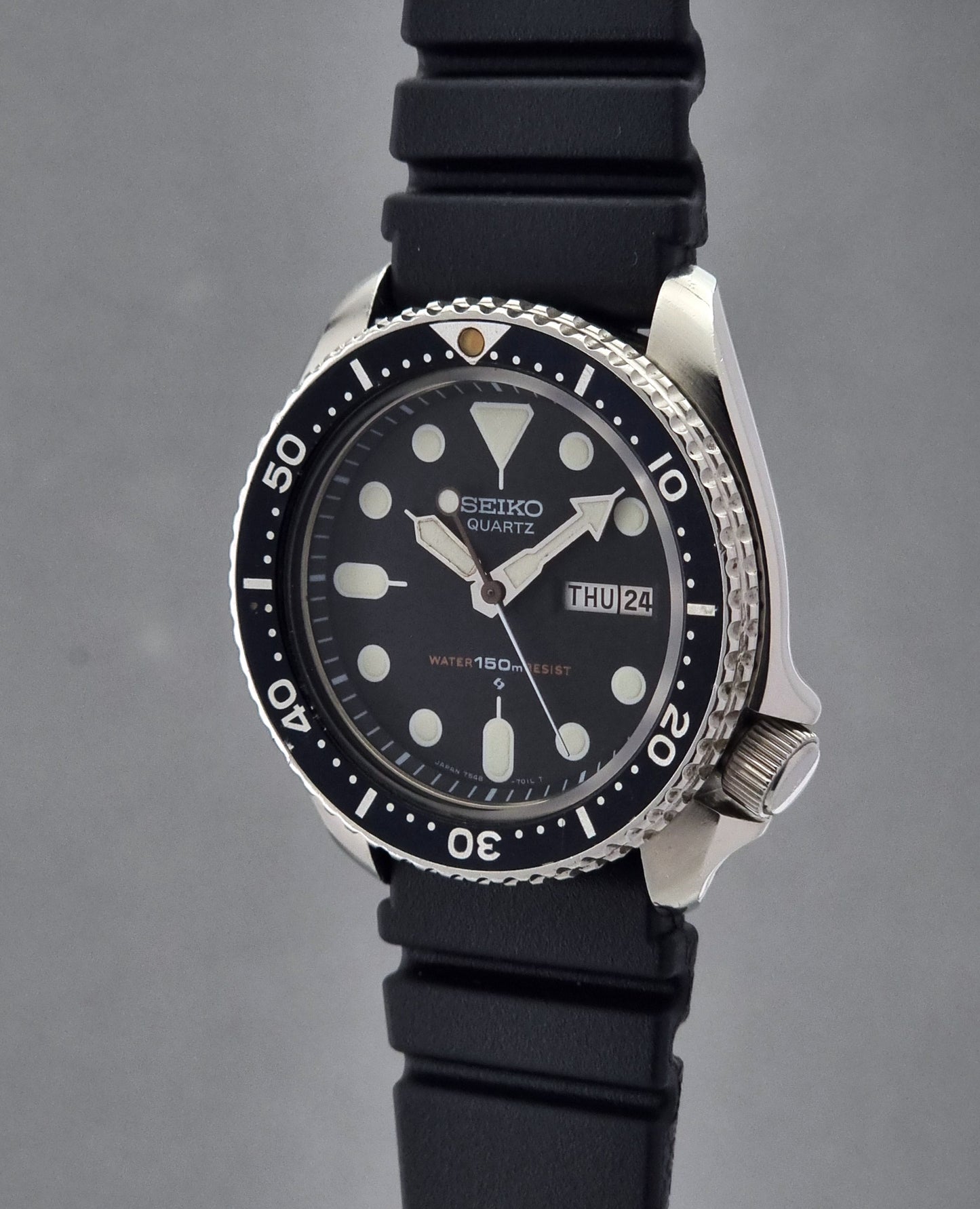 Seiko Quartz Dive watch 7548-7000 with black rubber strap on a gray background