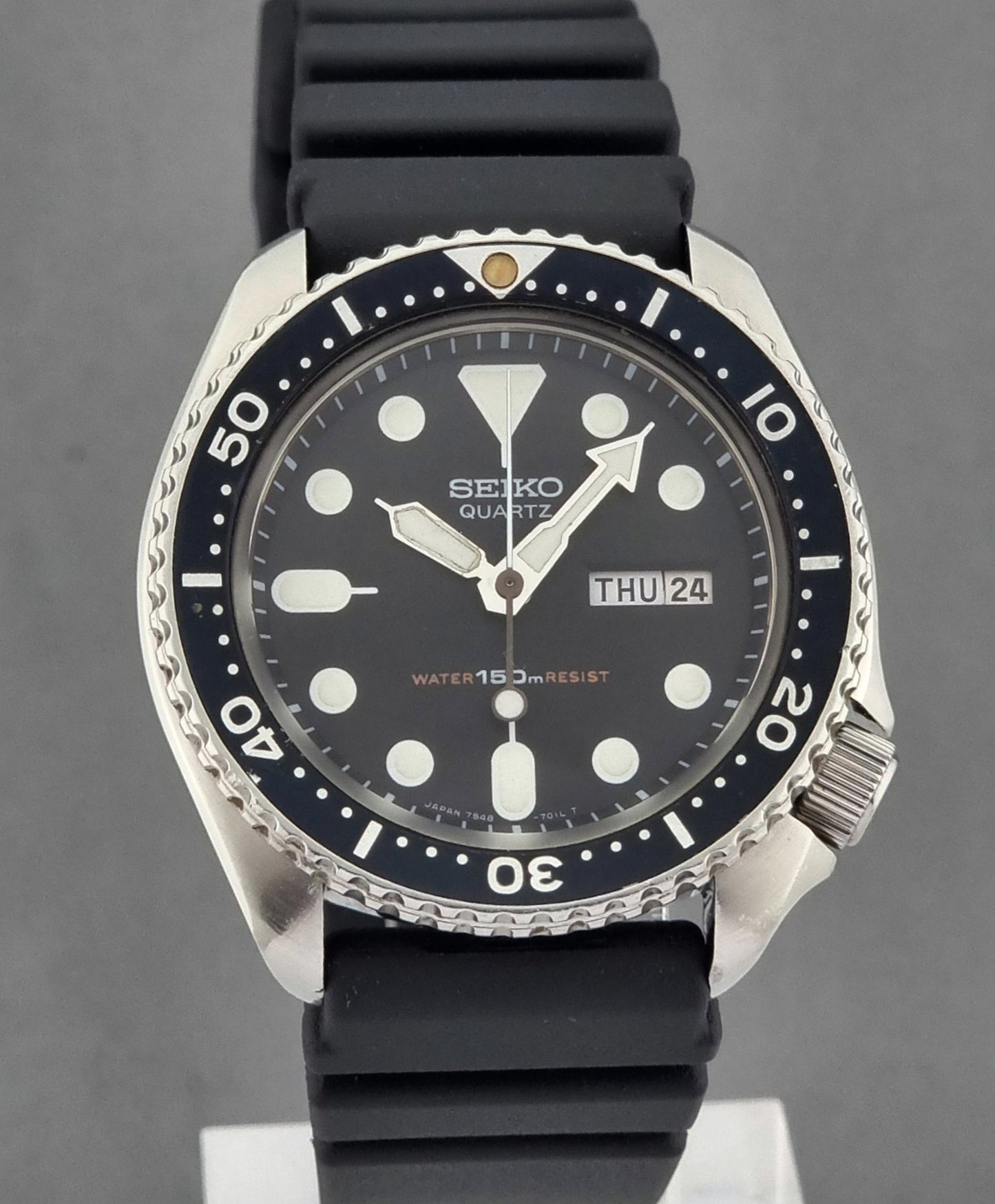Seiko Quartz Dive watch 7548-7000 with black rubber strap on a gray background