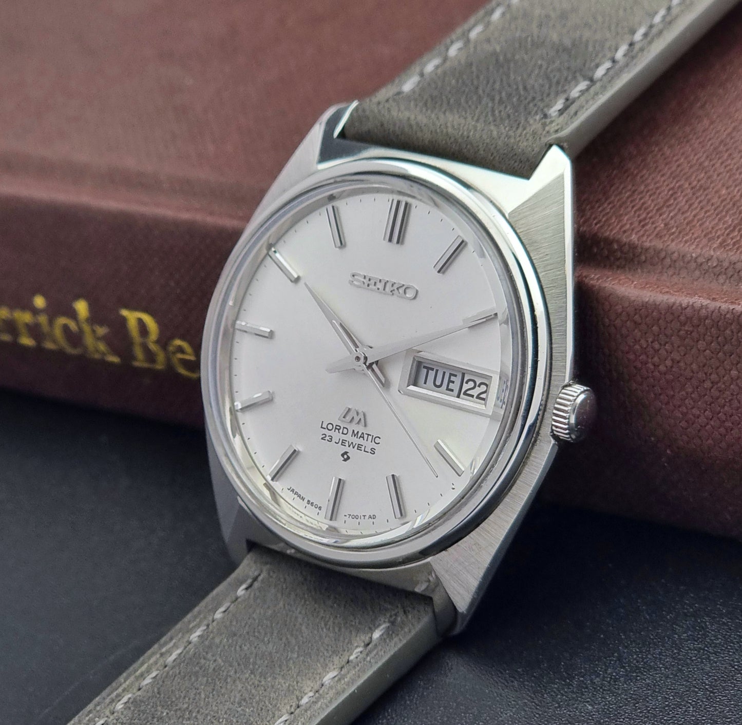 Vintage Seiko Wristwatch LordMatic 5606-7000 crown side view