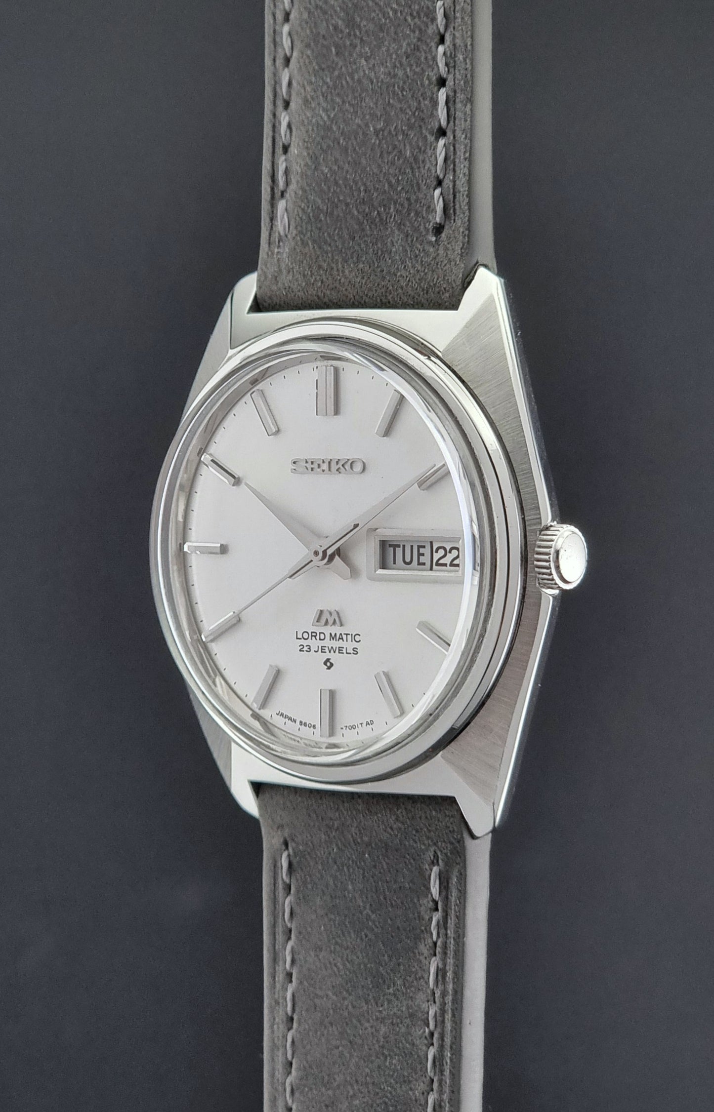 Vintage Seiko Wristwatch LordMatic 5606-7000 crown side profile