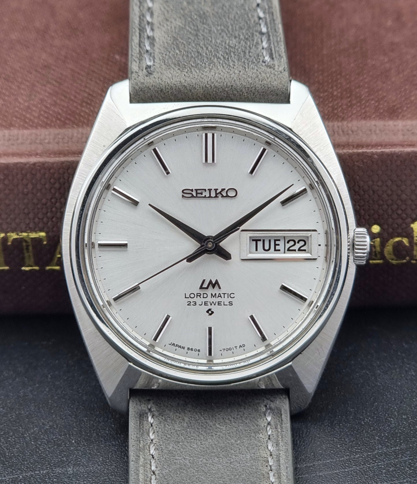 Vintage Seiko Wristwatch LordMatic 5606-7000 clos up of the dial