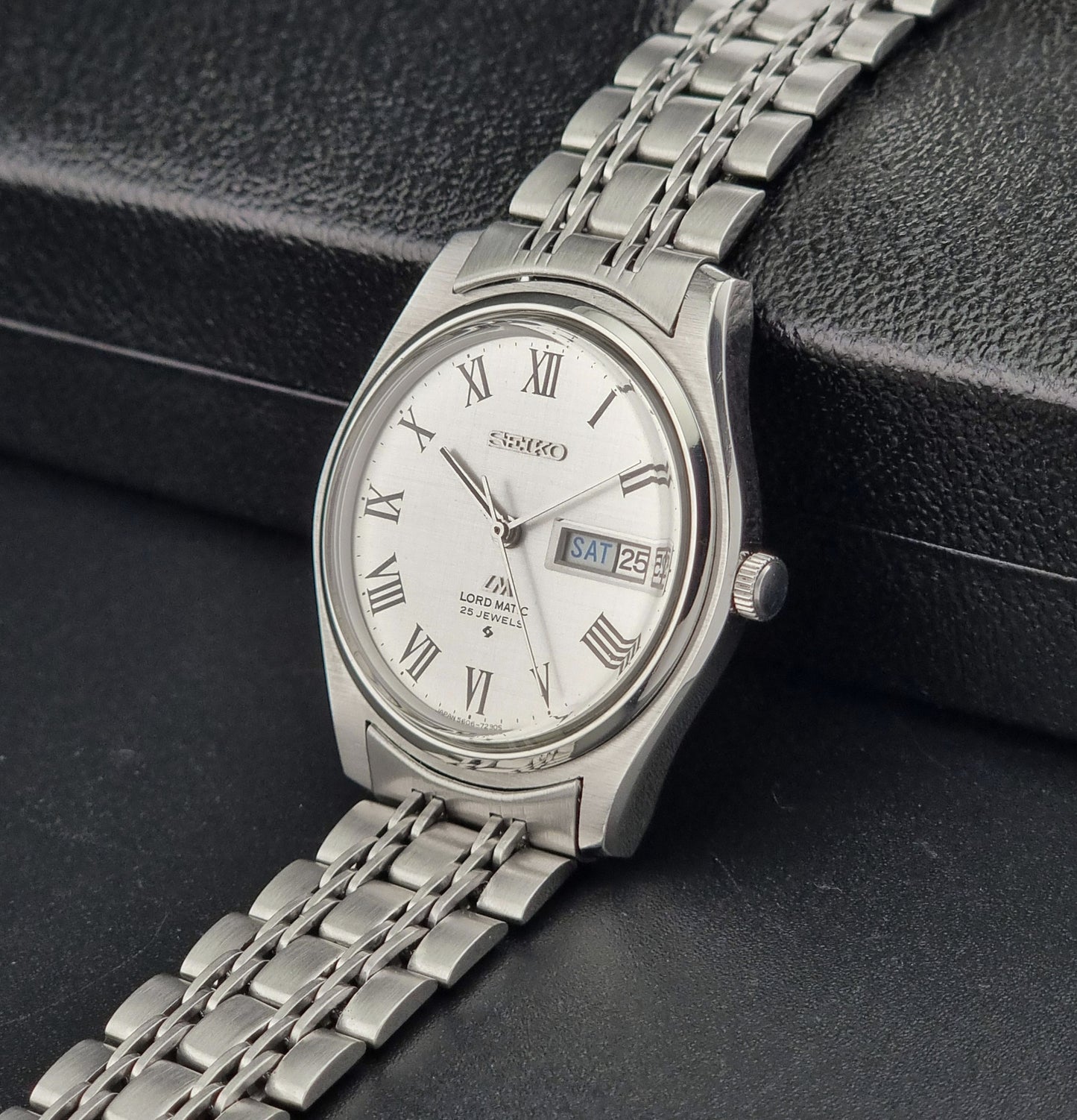 Vintage Seiko Wristwatch LordMatic 5606-7030 crown side view