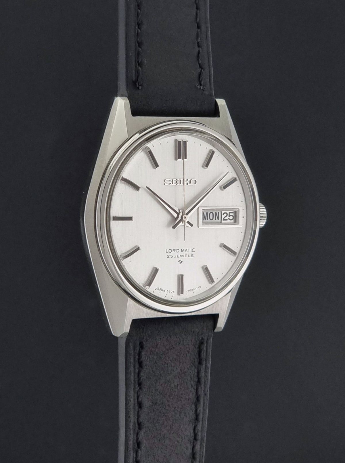 Vintage Seiko Lord Matic 5606-7020 automatic watch from 1968, opposite side profile