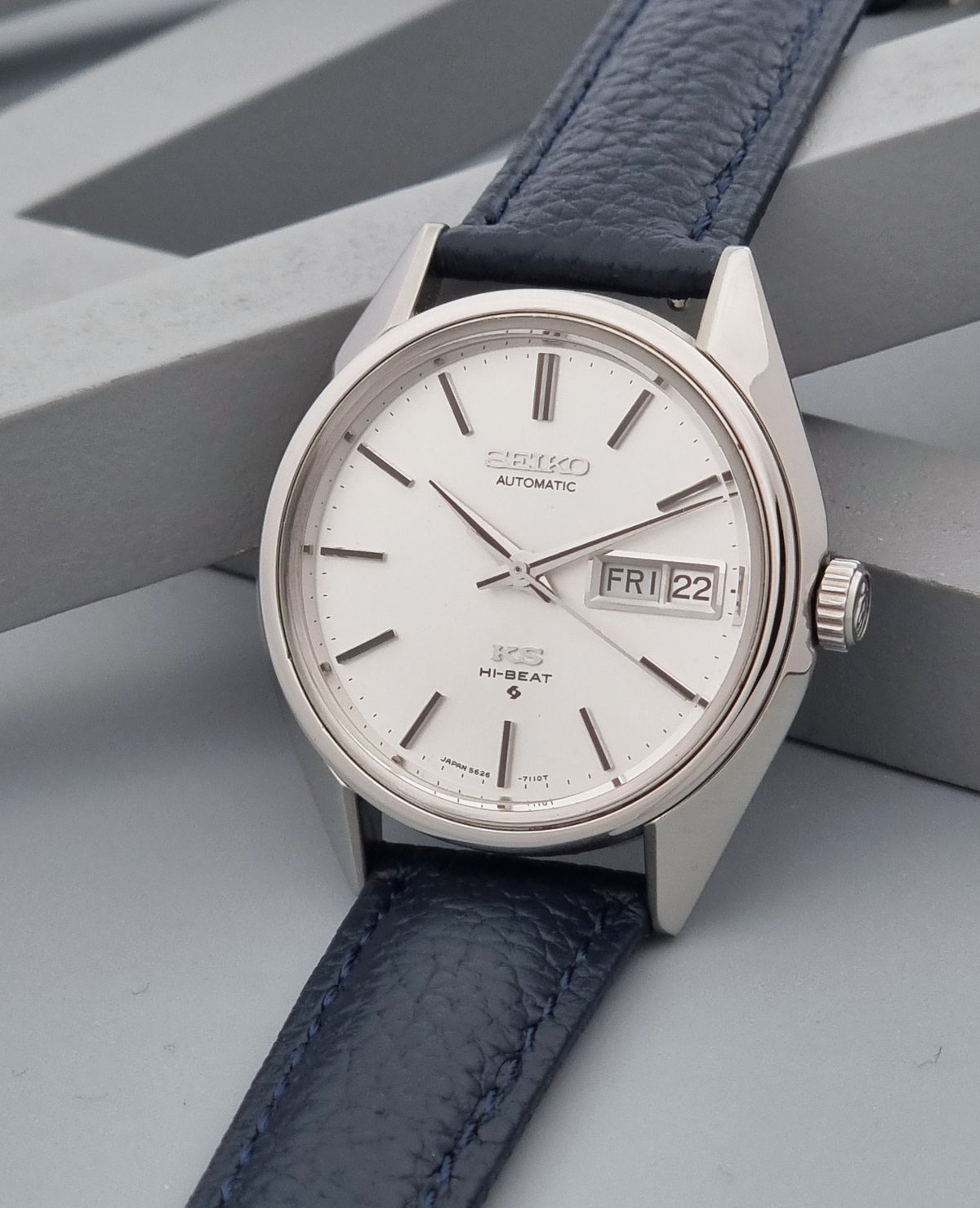 Vintage King Seiko 5626-7110 Hi-Beat automatic watch from 1971, crown-side detail