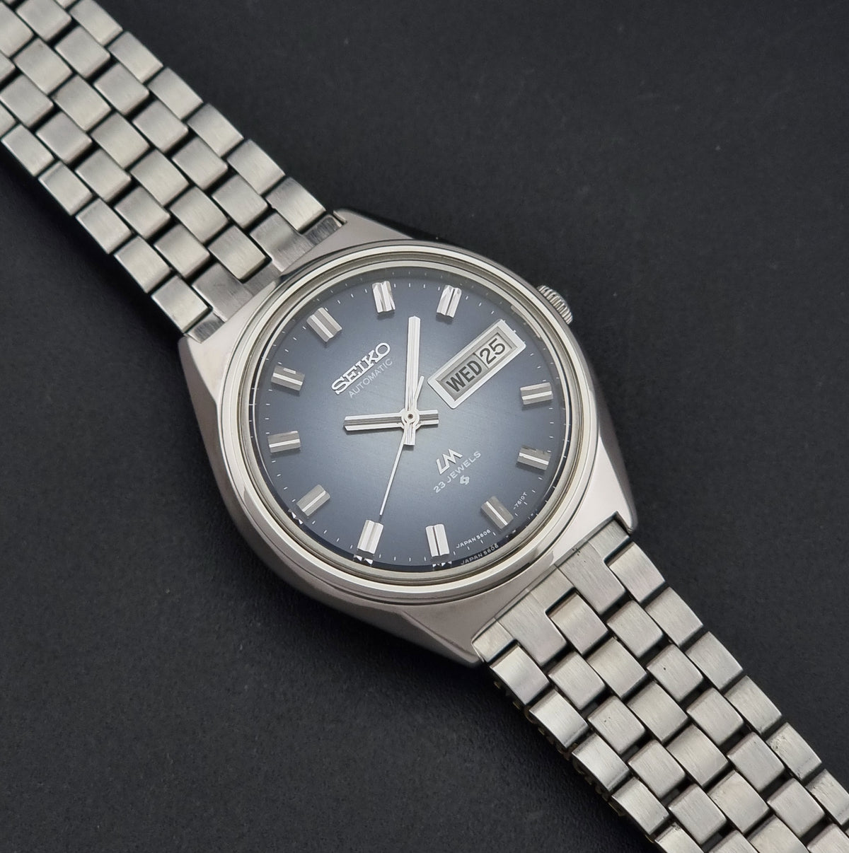 Vintage Seiko Lord Matic 5606-7260 blue dial automatic watch from 1973, front view
