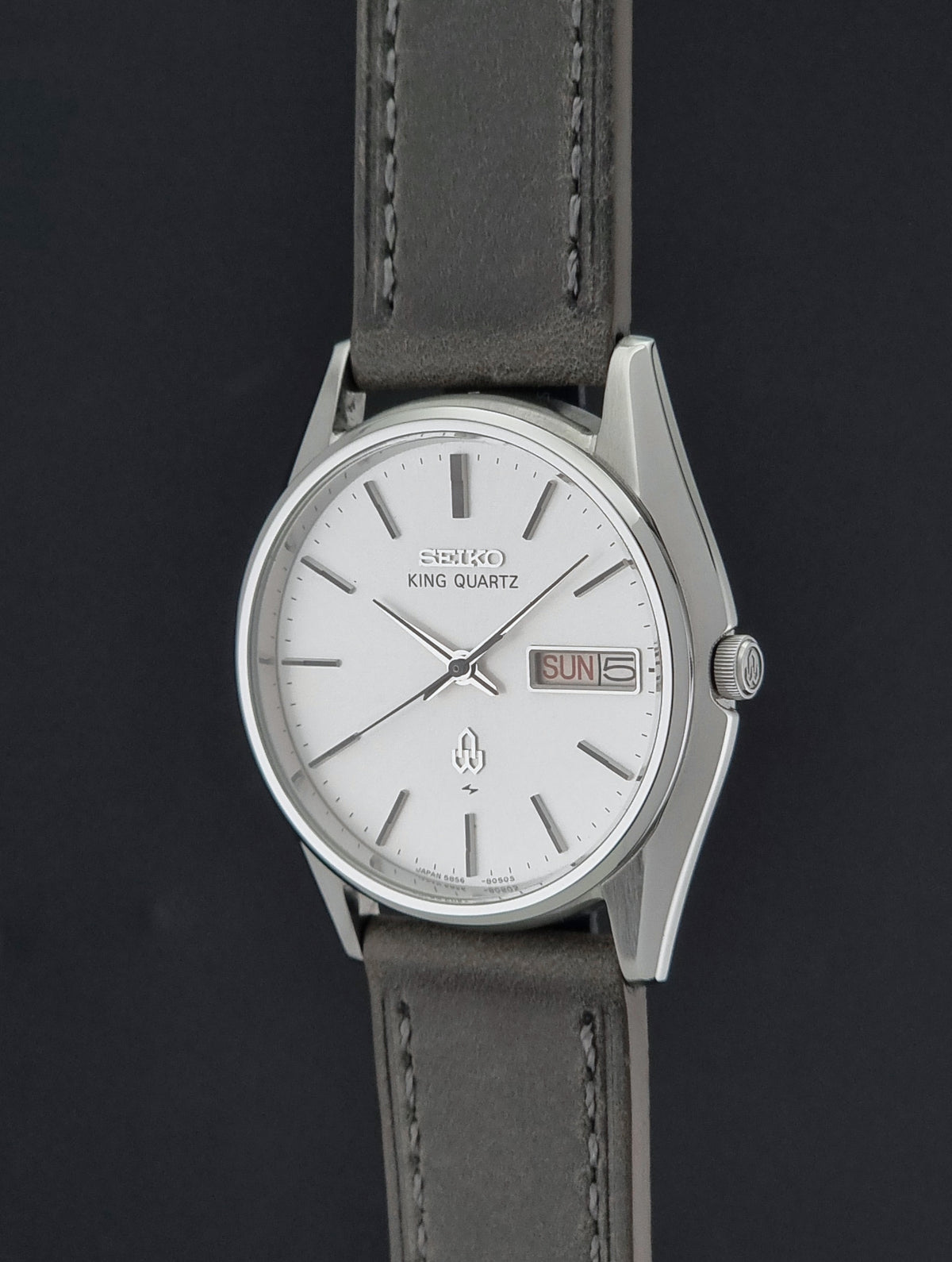 Vintage Seiko King Quartz 5856-8040 silver sunburst dial 1977 – crown and case profile