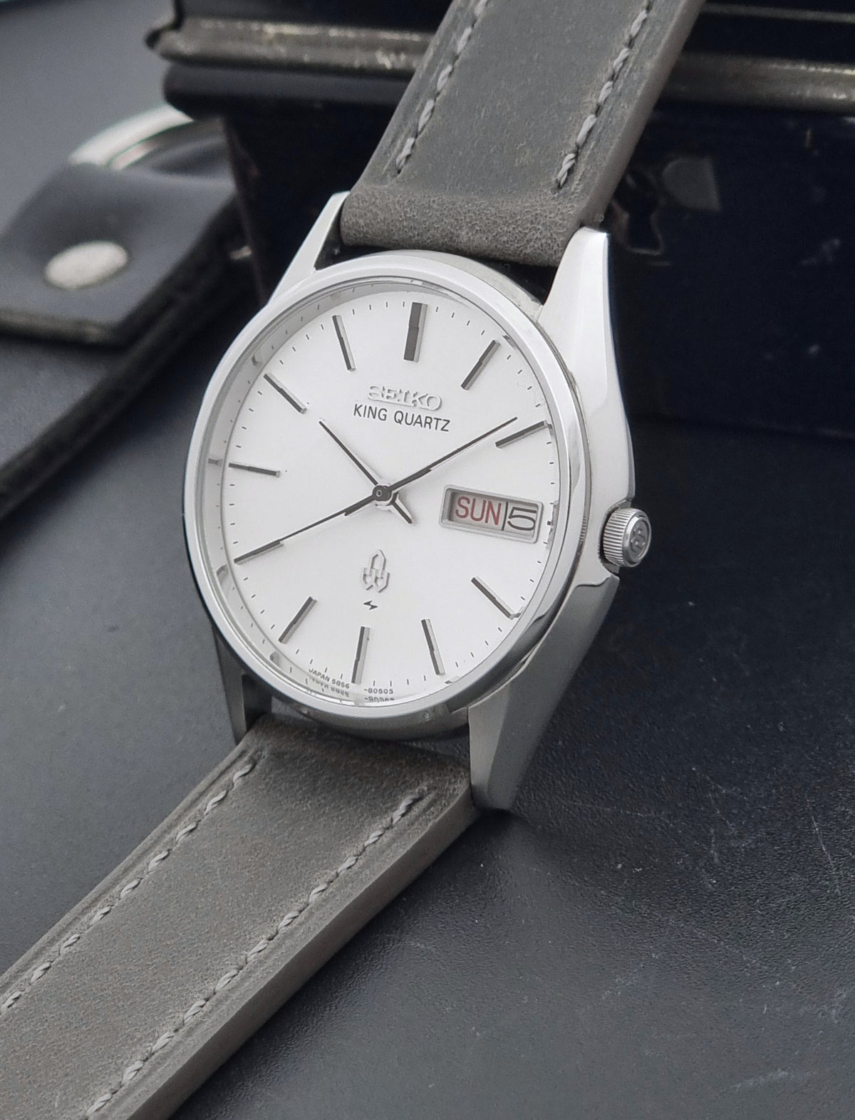 Vintage Seiko King Quartz 5856-8040 silver sunburst dial 1977 – crown-side view