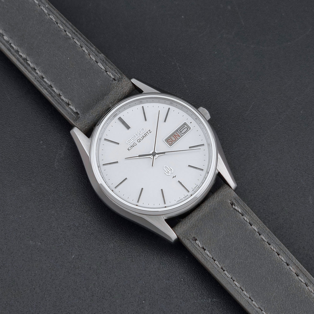 Vintage Seiko King Quartz 5856-8040 silver sunburst dial 1977 – dial and case front view