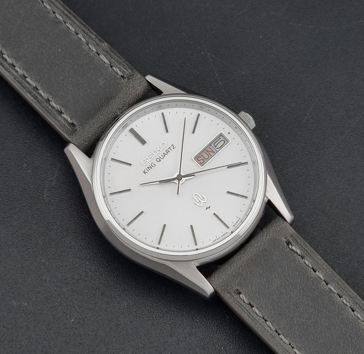 Vintage Seiko King Quartz 5856-8040 silver sunburst dial 1977 – dial and case front view