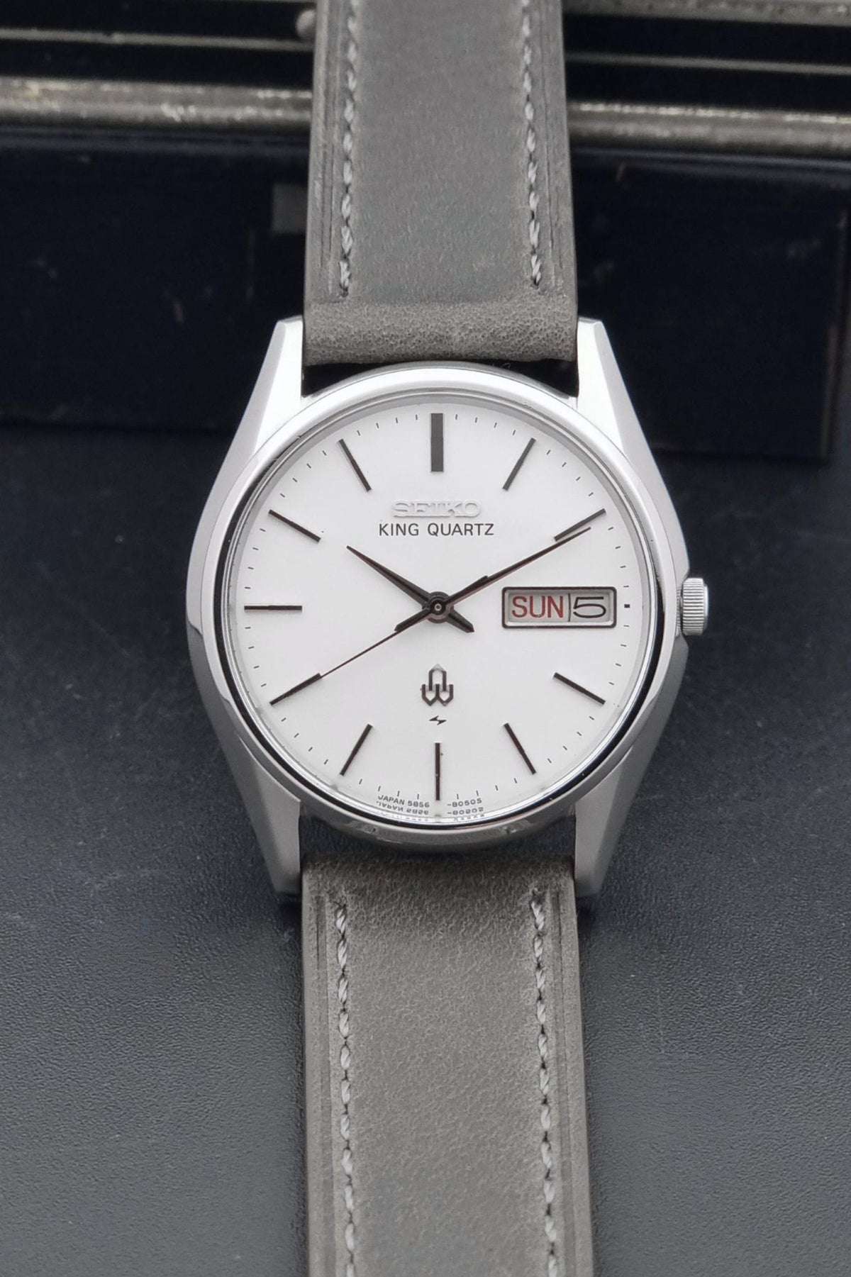 Vintage Seiko King Quartz 5856-8040 silver sunburst dial 1977 – dial and case front view