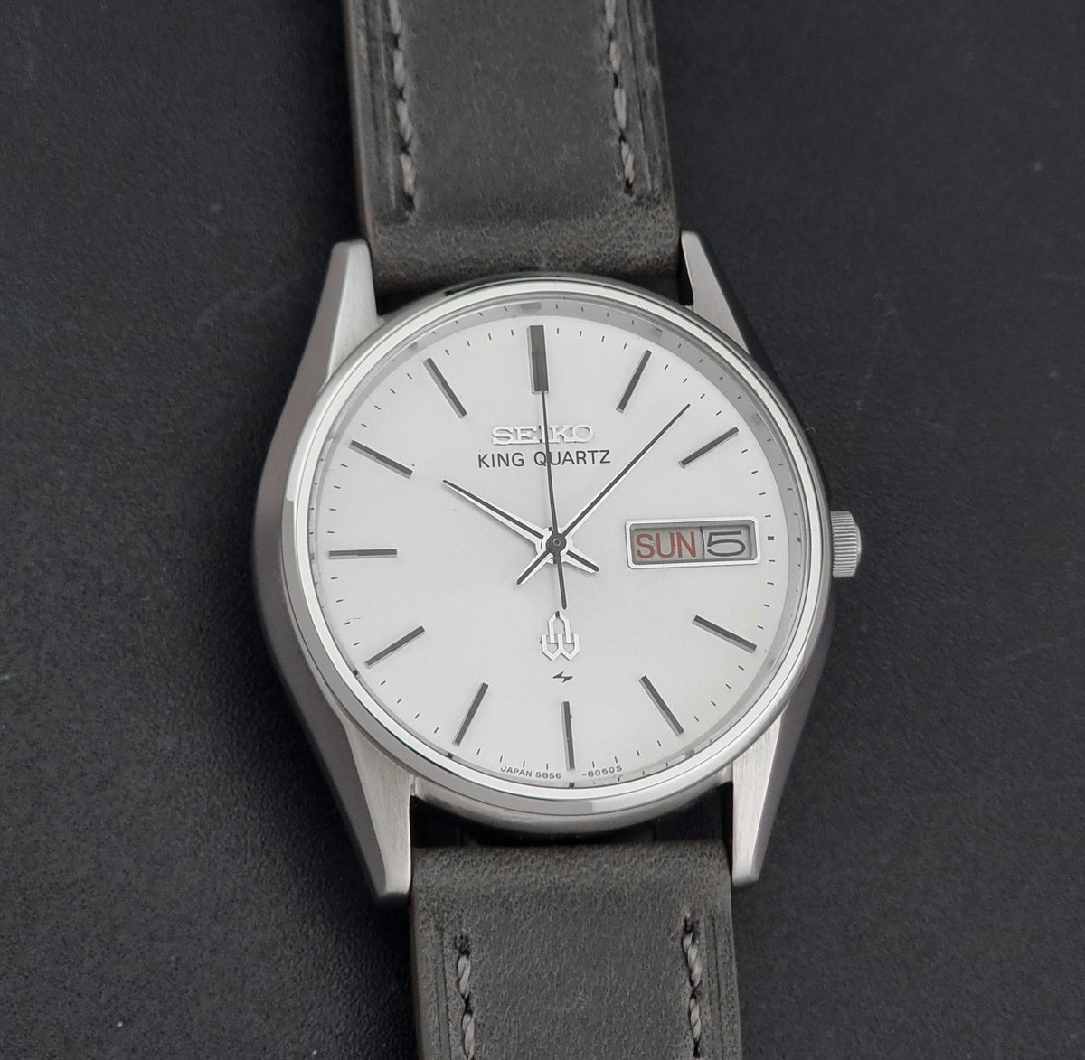 Vintage Seiko King Quartz 5856-8040 silver sunburst dial 1977 – dial and case front view