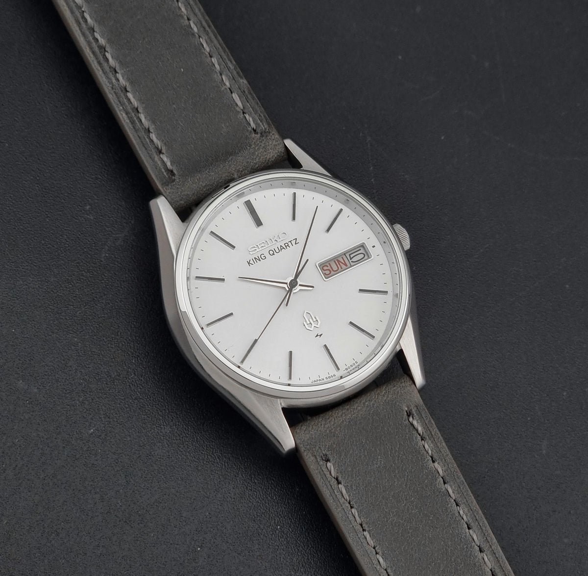 Vintage Seiko King Quartz 5856-8040 silver sunburst dial 1977 – dial and case front view