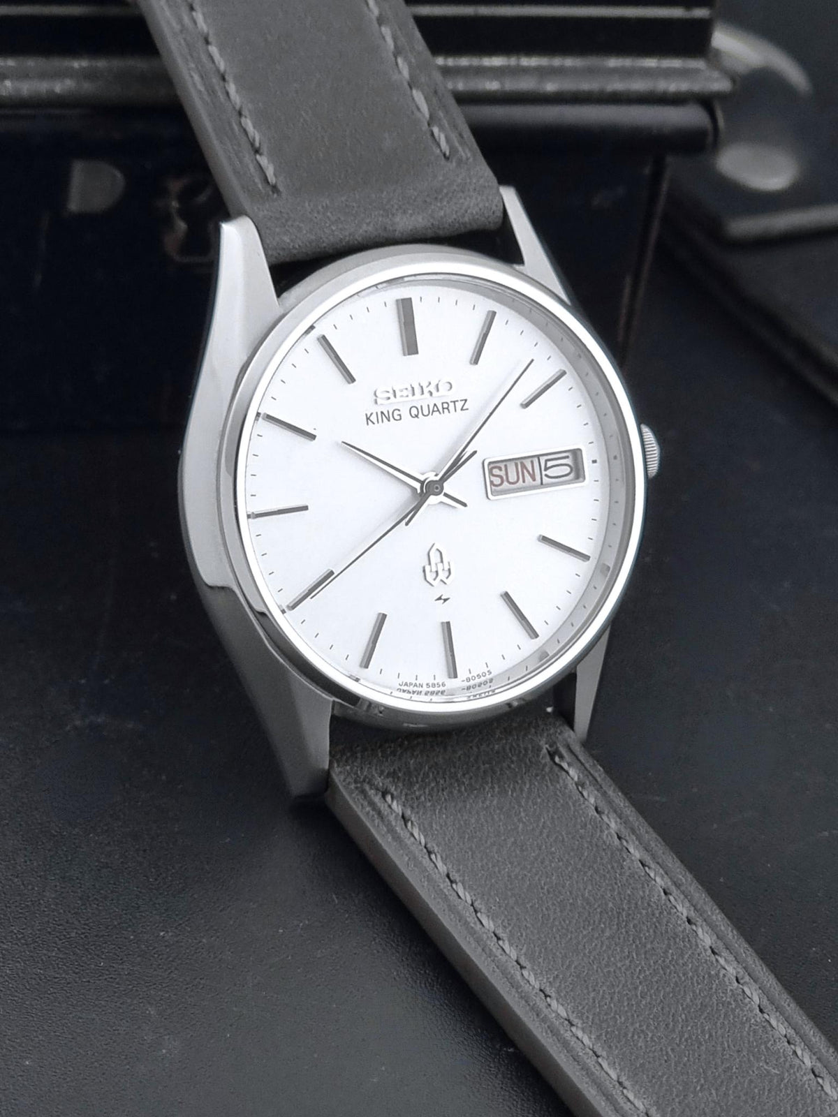 Vintage Seiko King Quartz 5856-8040 silver sunburst dial 1977 – side view