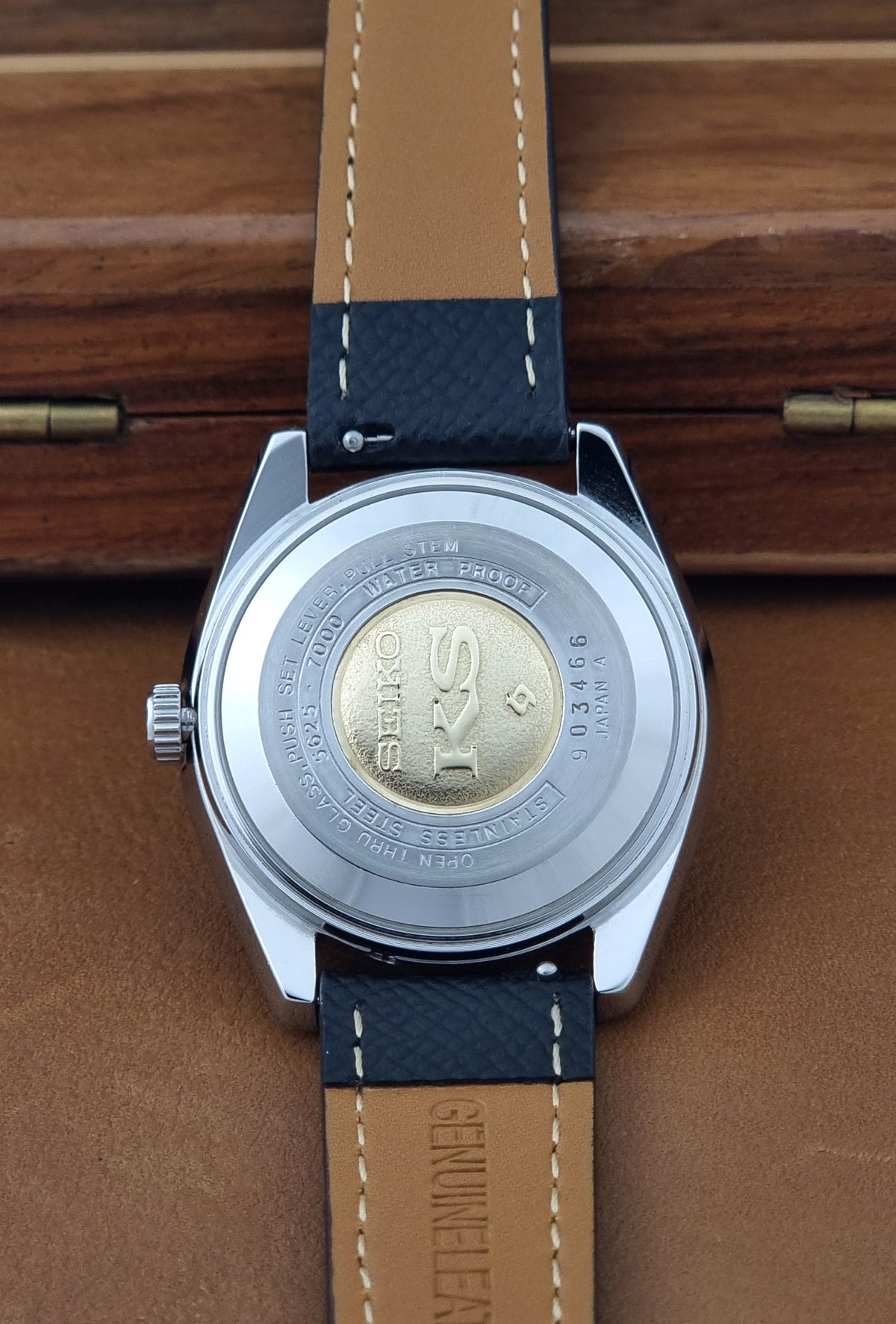Vintage King Seiko 5625-7000 silver dial 1969 – caseback view