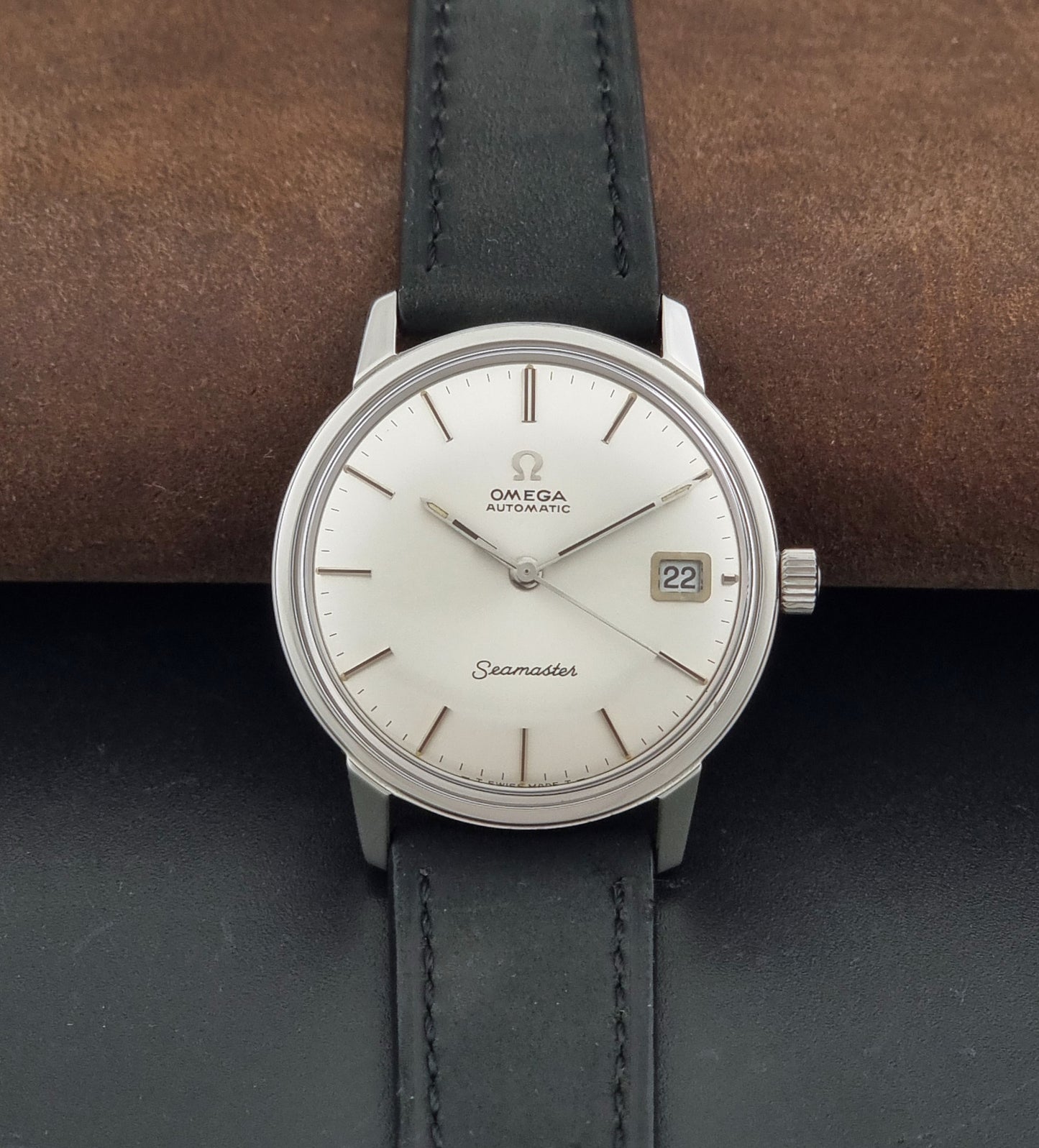 A Vintage Omega Seamaster watch 166.037 wristwatch  showing a close up of the dial