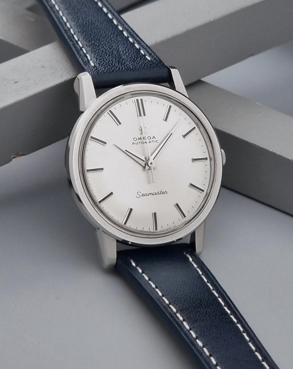 Vintage Omega Seamaster 165.003 silver dial 1968 – side view