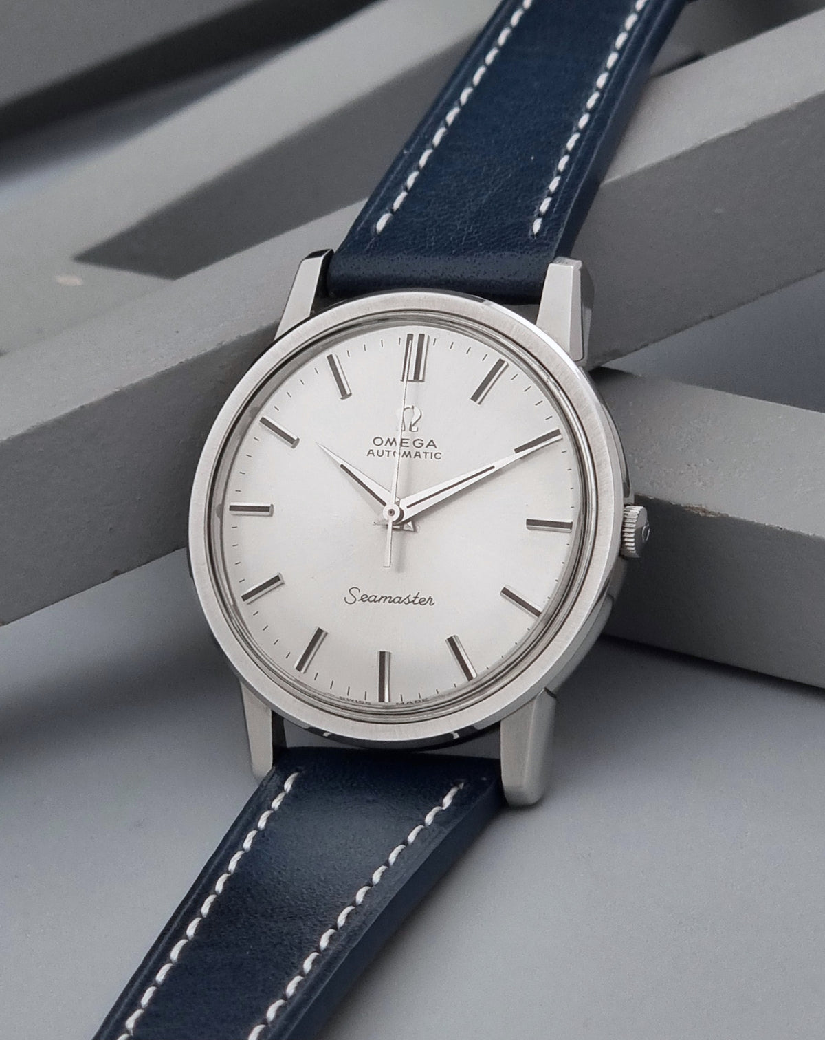 Vintage Omega Seamaster 165.003 silver dial 1968 – side view