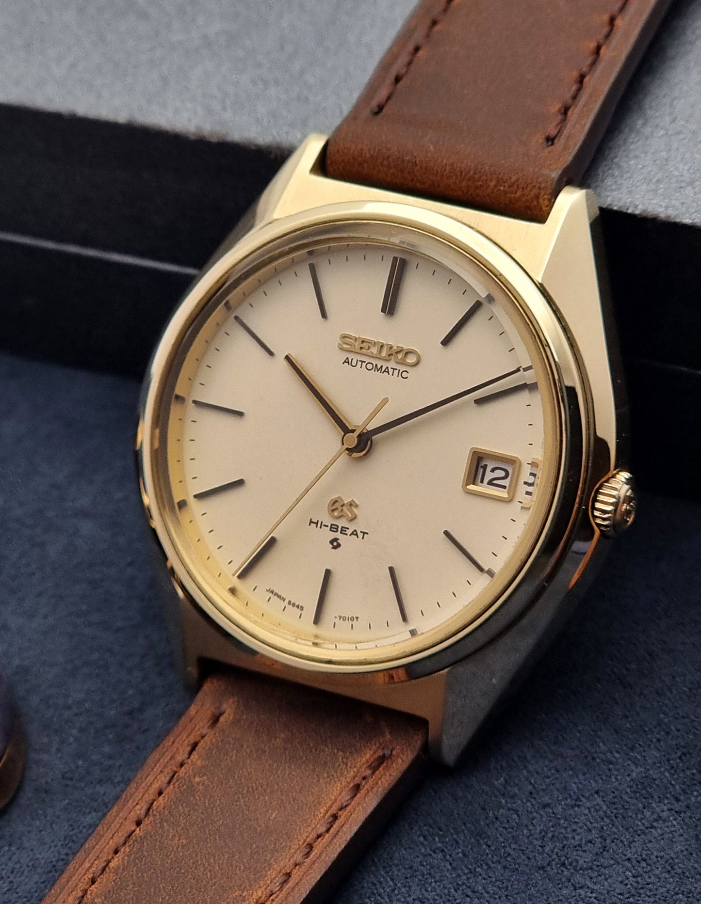 Grand Seiko watch 5645 - 7010 Hi - Beat 1971 Gold Cap - Past2PresentWatches - Wristwatch - crown view