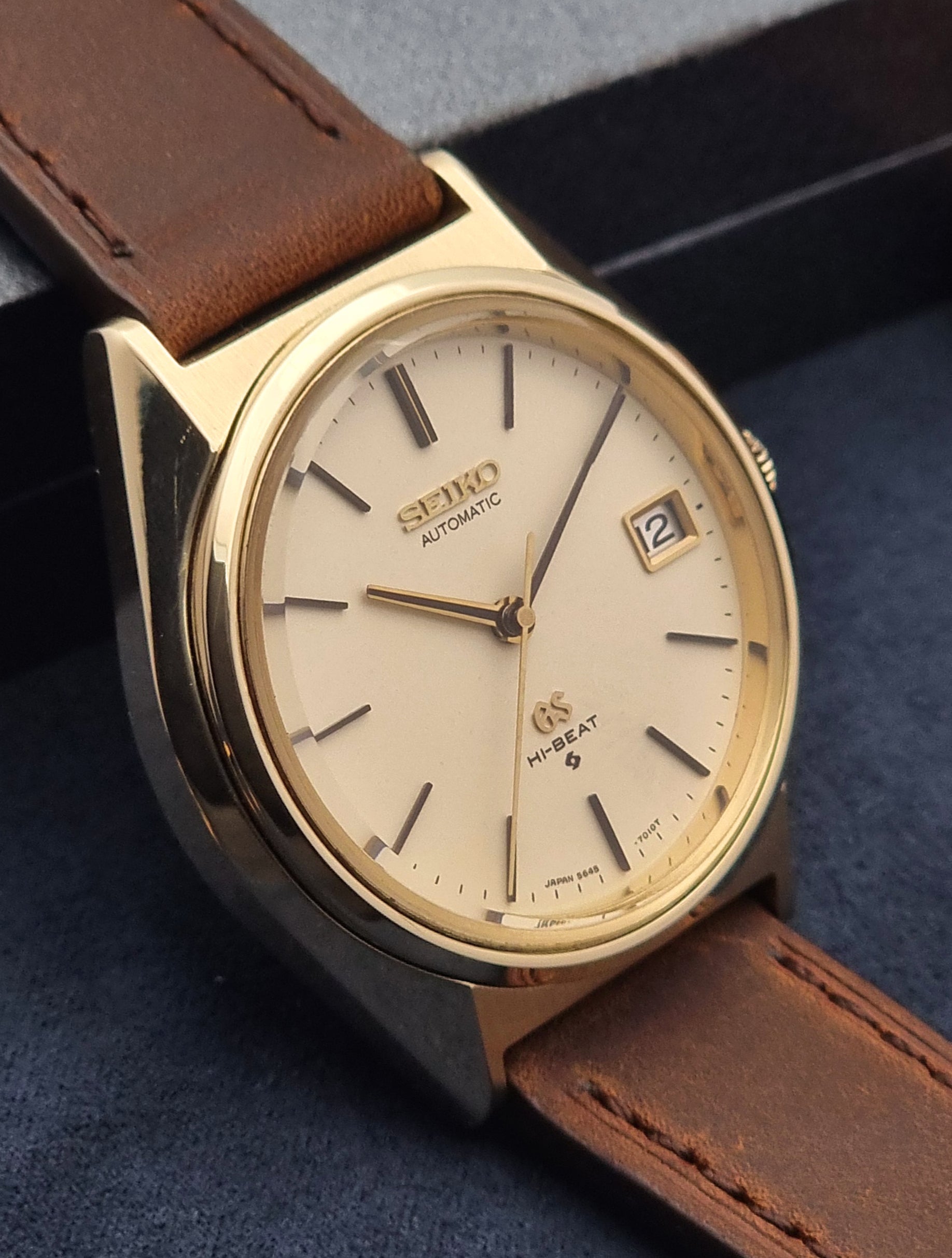 Grand Seiko watch 5645 - 7010 Hi - Beat 1971 Gold Cap - Past2PresentWatches - Wristwatch - side view