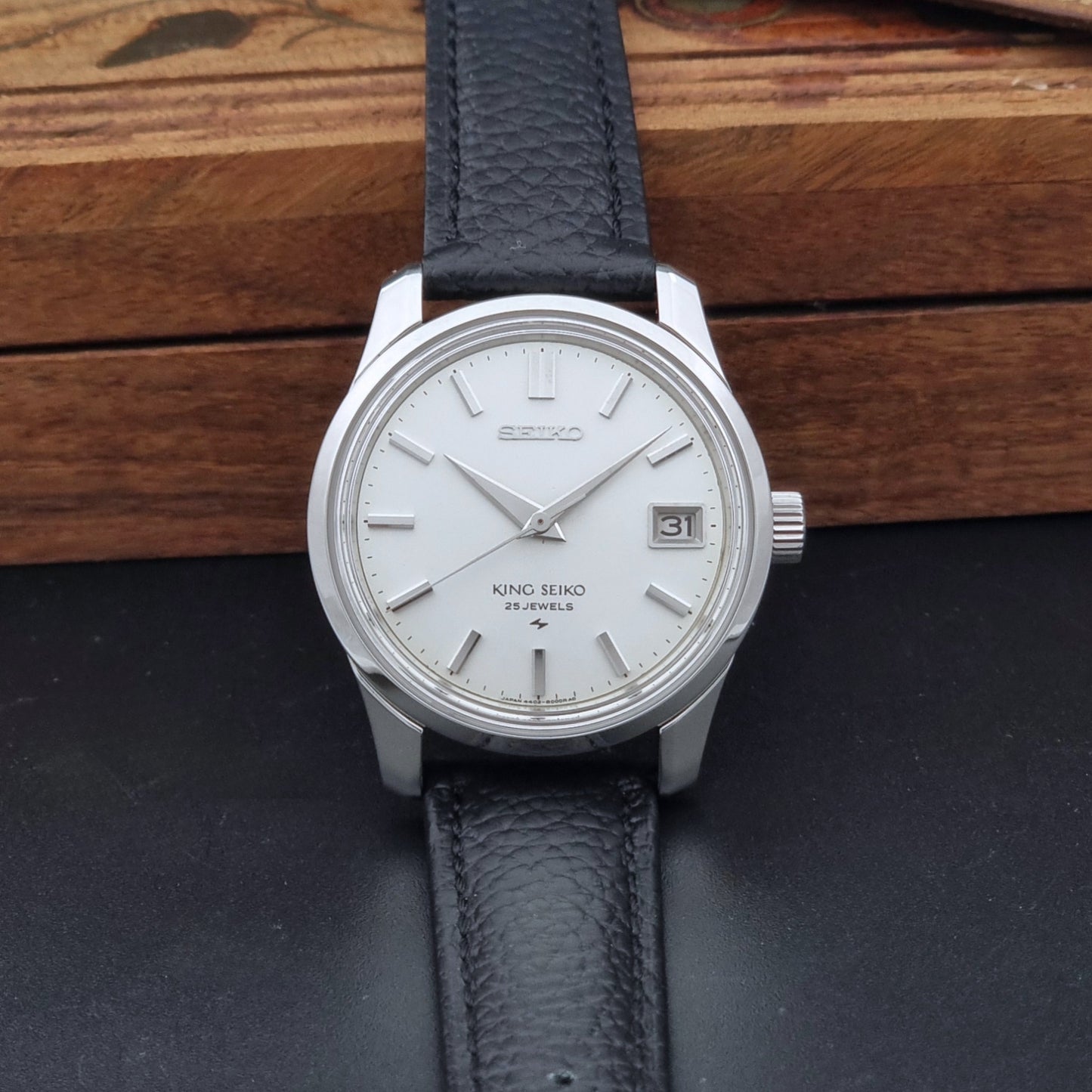 Vintage King Seiko 4402-8000 Wristwatch with a white dial on a dark background dial view