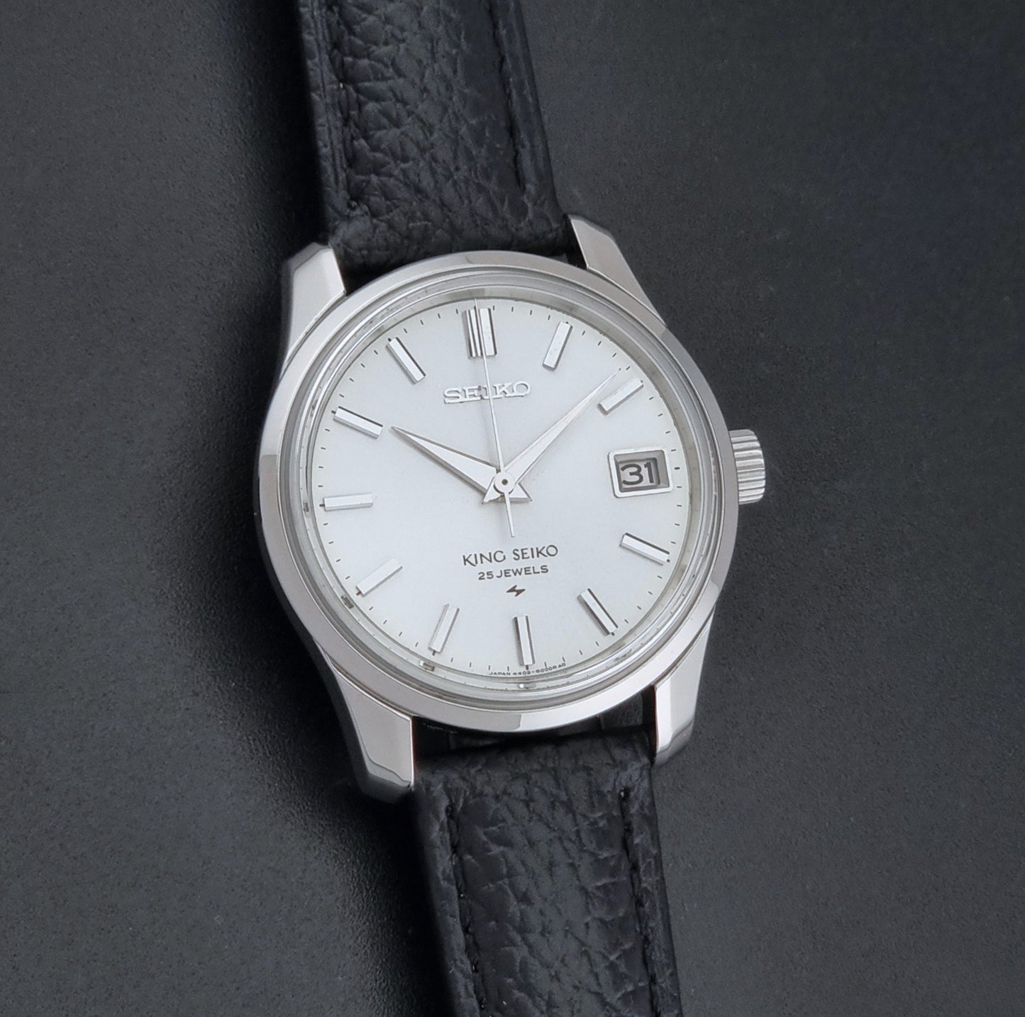 Vintage King Seiko 4402-8000 Wristwatch with a white dial on a dark background front view