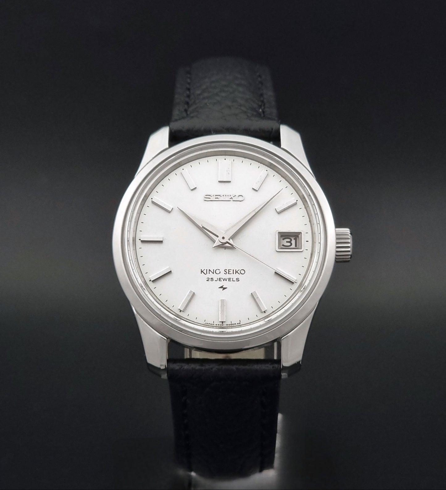 Vintage King Seiko 4402-8000 Wristwatch with a white dial on a dark background close dial view