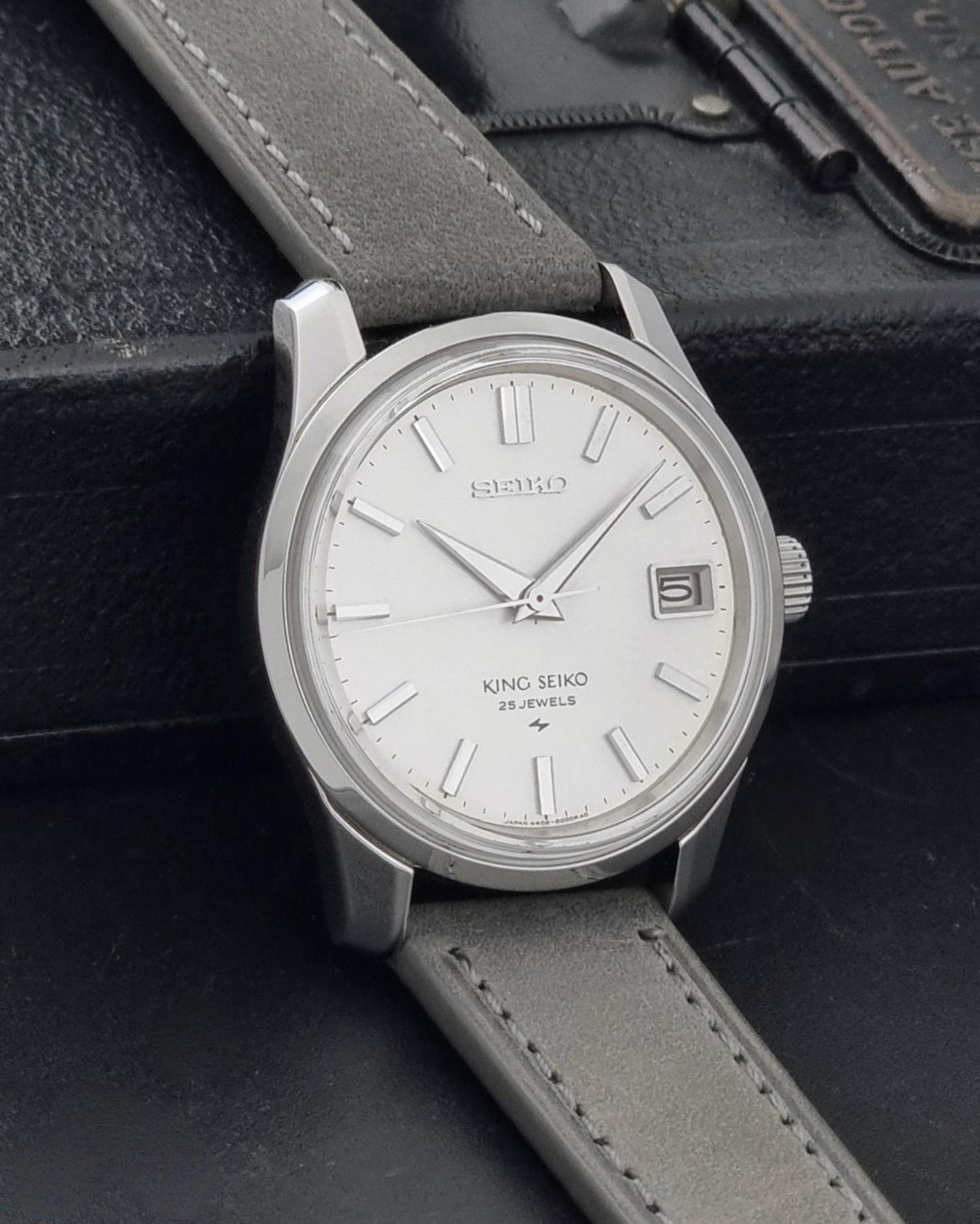 1968 vintage King Seiko 4402-8000 manually wound watch; side view showing the case profile and lugs