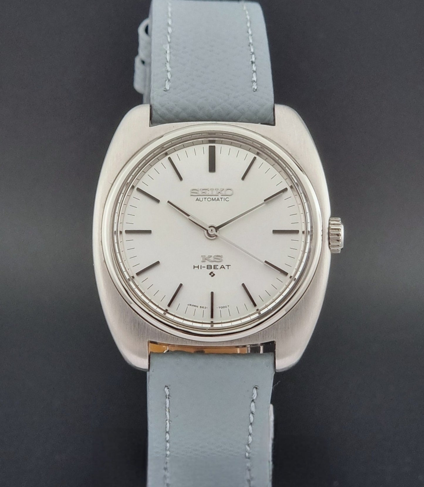 Vintage King Seiko Wristwatch 5621-7000 with light grey leather strap on a dark gray background closer dial view