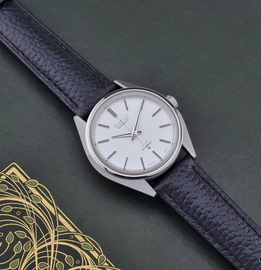 Vintage King Seiko Wristwatch 5621-7022 with a dark leather strap on a green background dial
