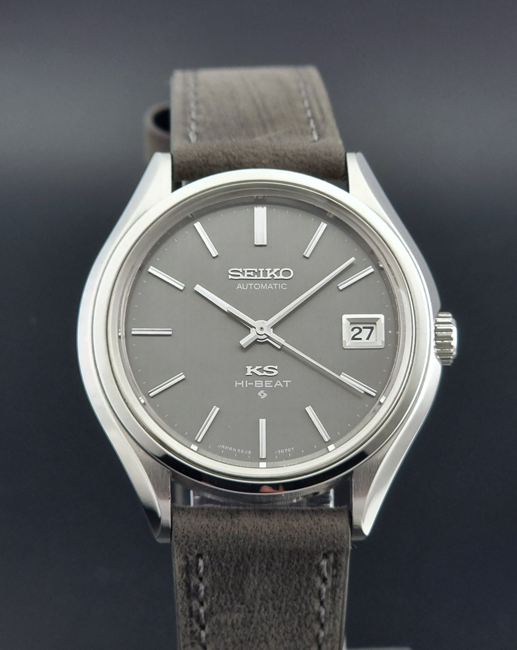 Vintage King Seiko watch 5625-7120 with a grey leather strap on a grey background front view