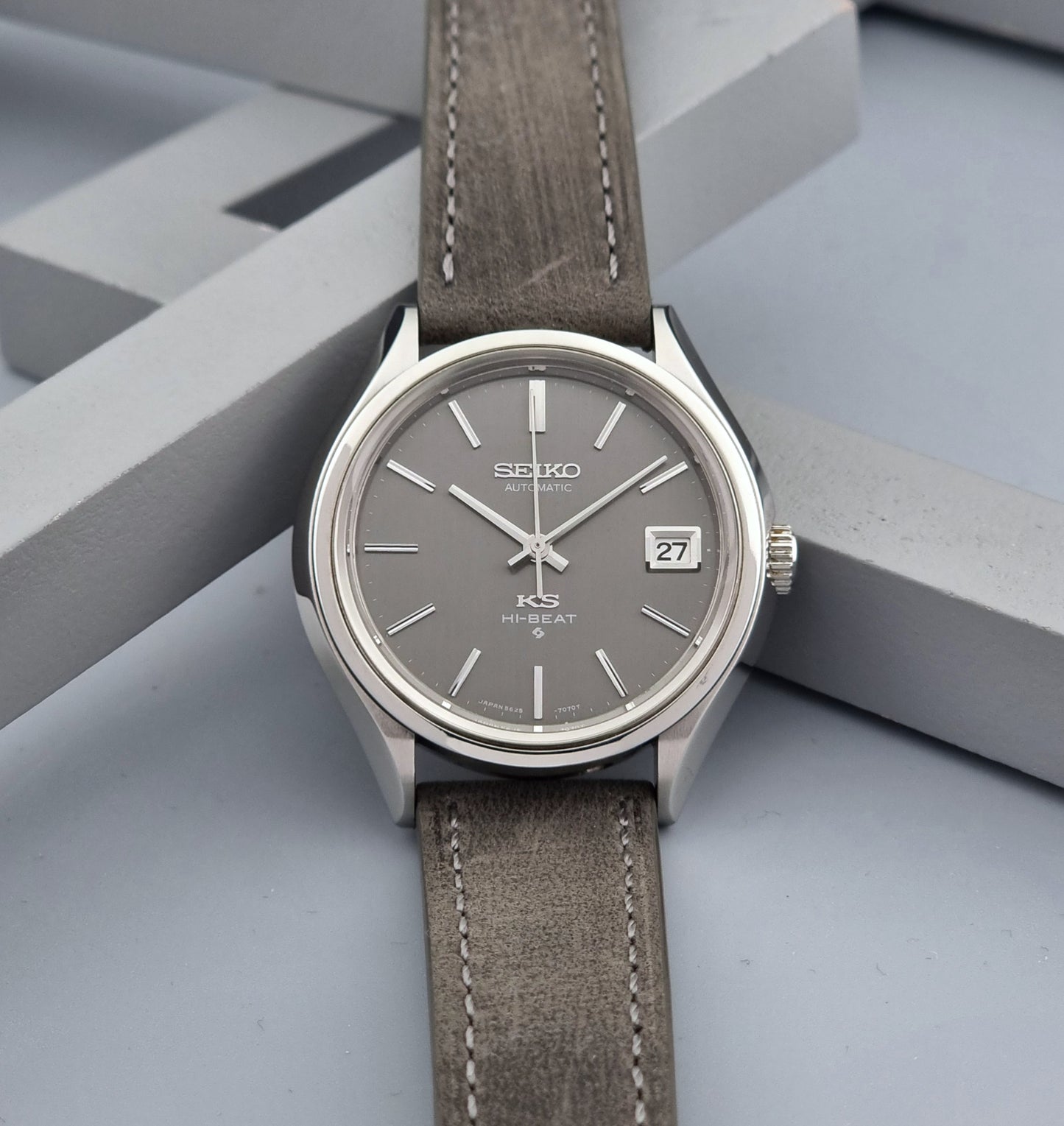 Vintage King Seiko watch 5625-7120 with a grey leather strap on a grey background front