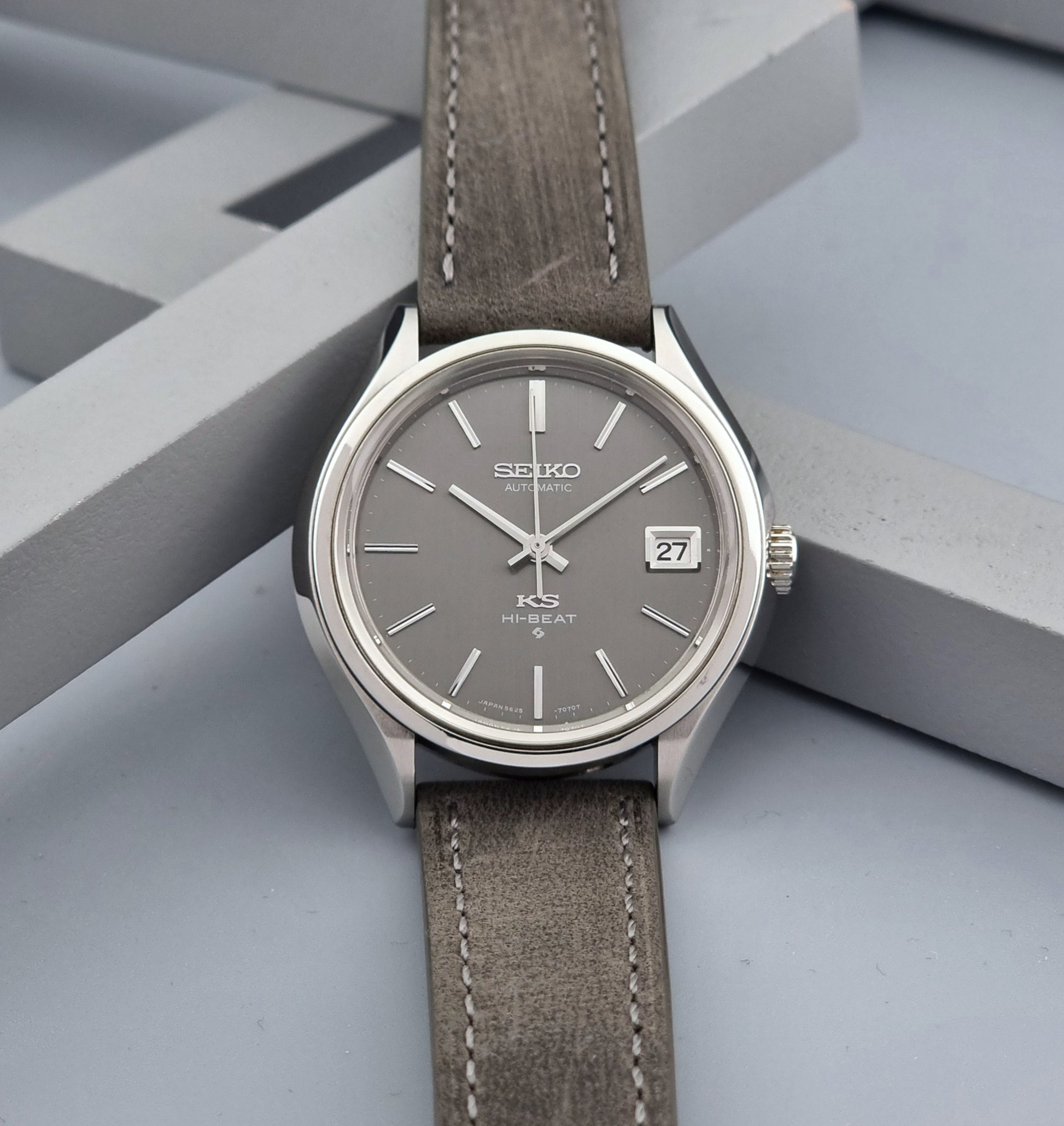 Vintage King Seiko watch 5625-7120 with a grey leather strap on a grey background front