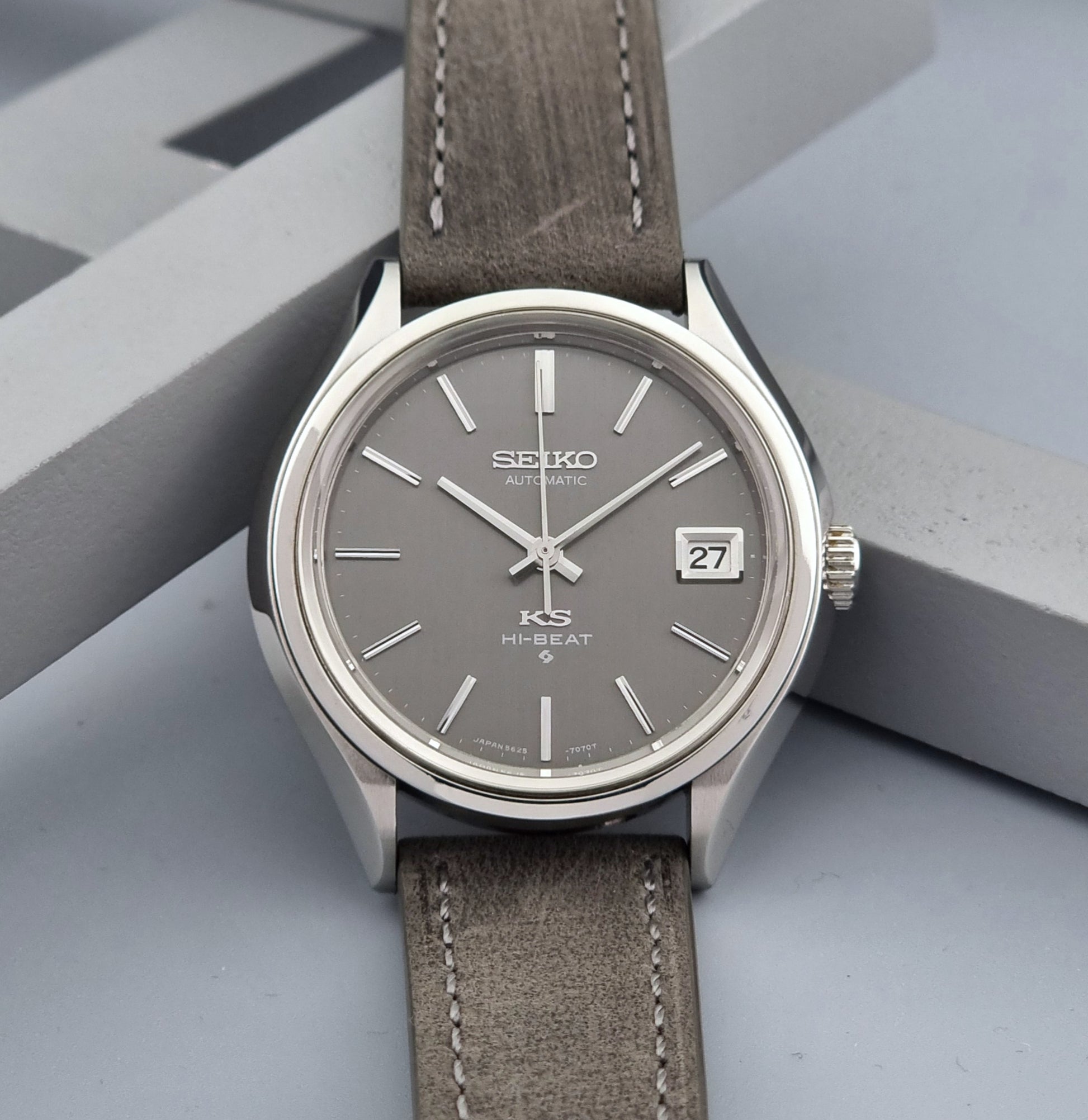 Vintage King Seiko watch 5625-7120 with a grey leather strap on a grey background dial view