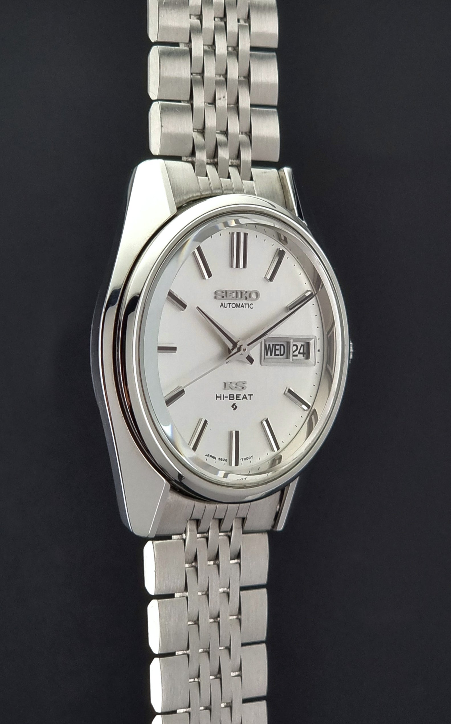Vintage King Seiko watch with a metal bracelet with a dark background