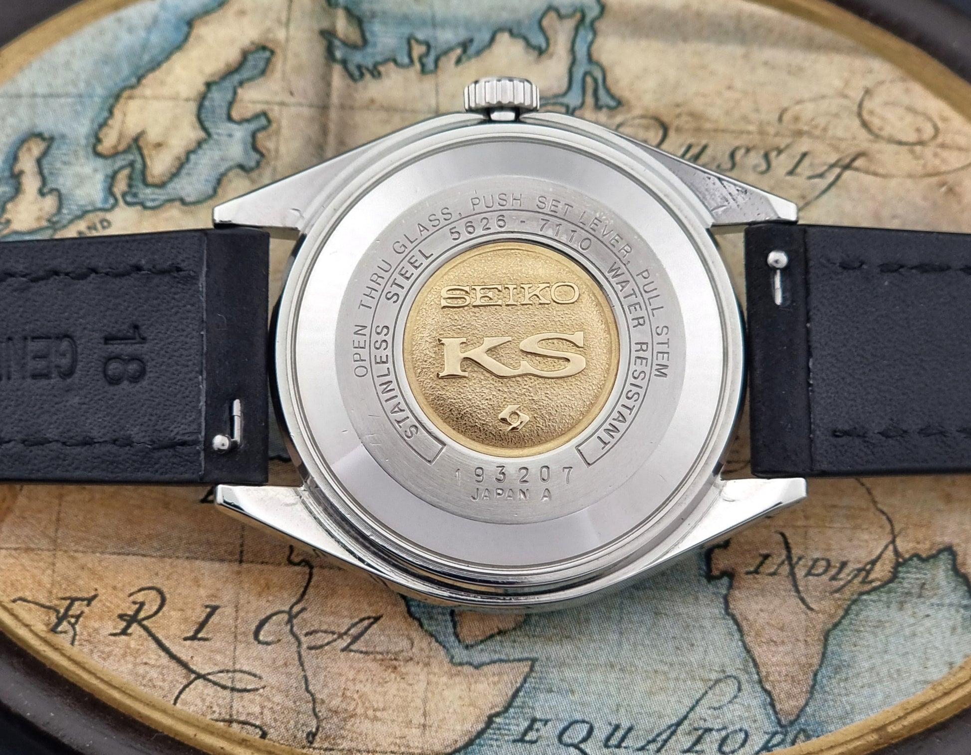 Vintage King Seiko Wristwatch 5626-7110  case back with a gold medallion