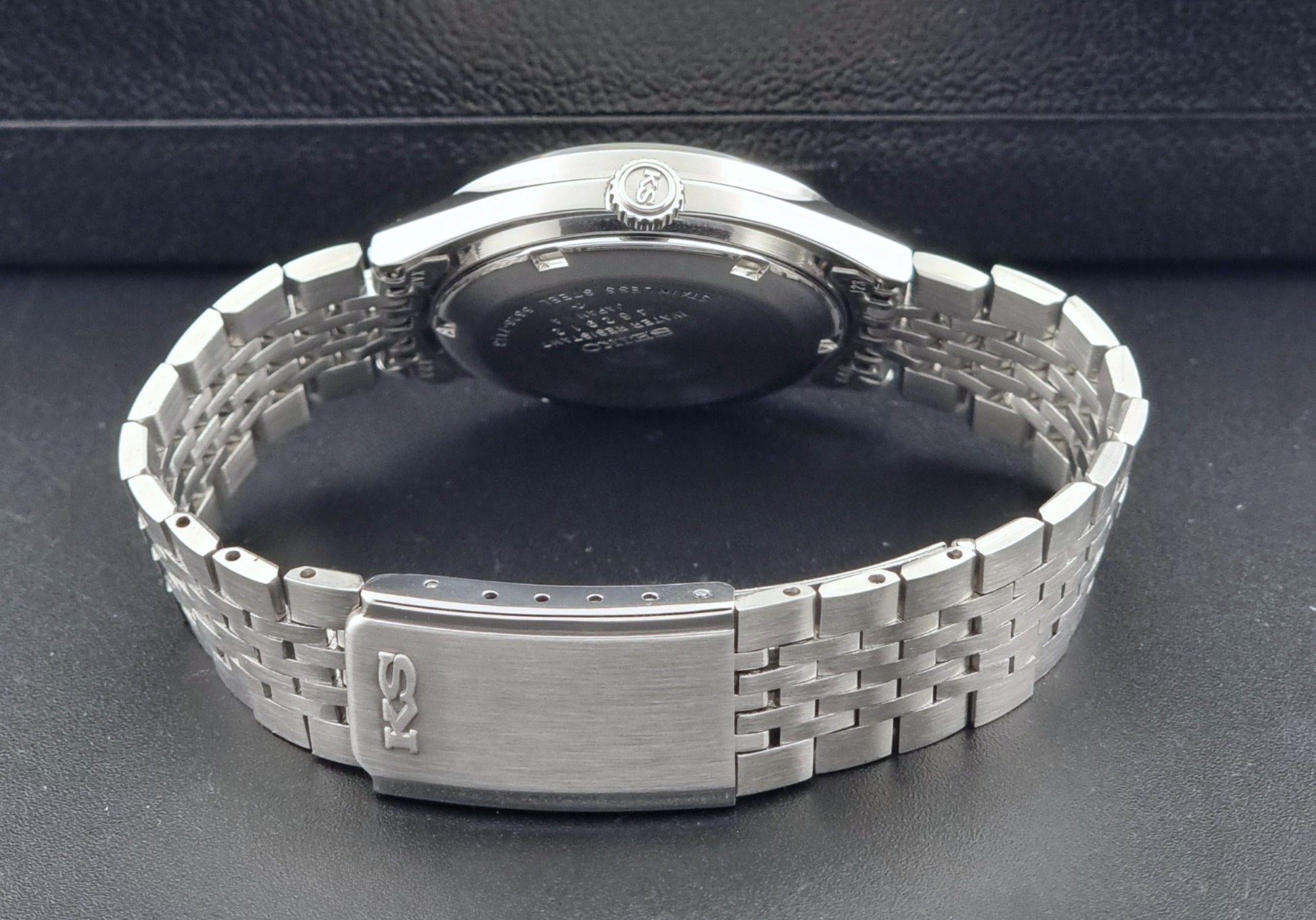 Vintage King Seiko Wristwatch 5626-7113 with a white face on a dark background clasp view