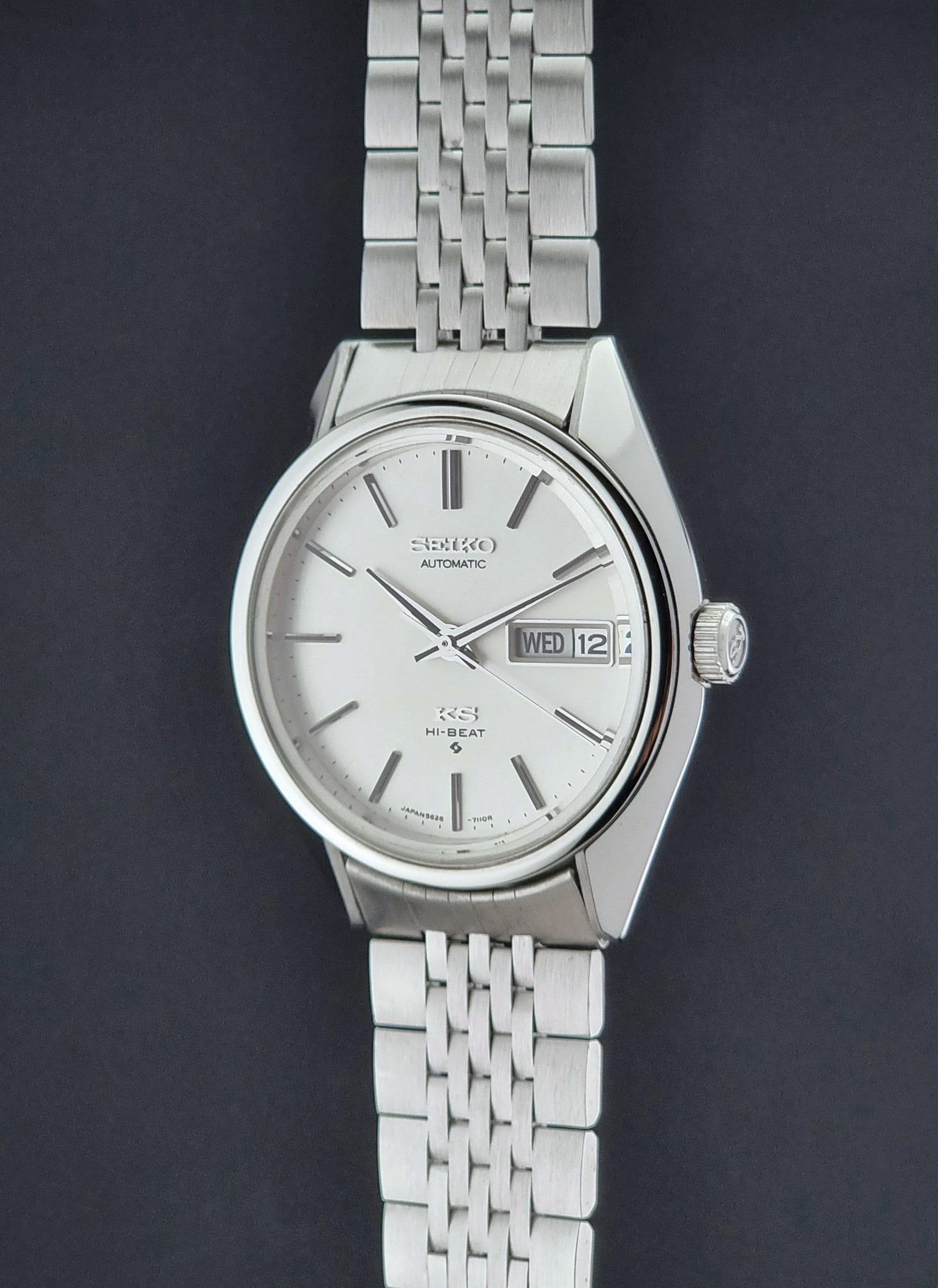 Vintage King Seiko Wristwatch 5626-7113 with a white face on a dark background crown profile view