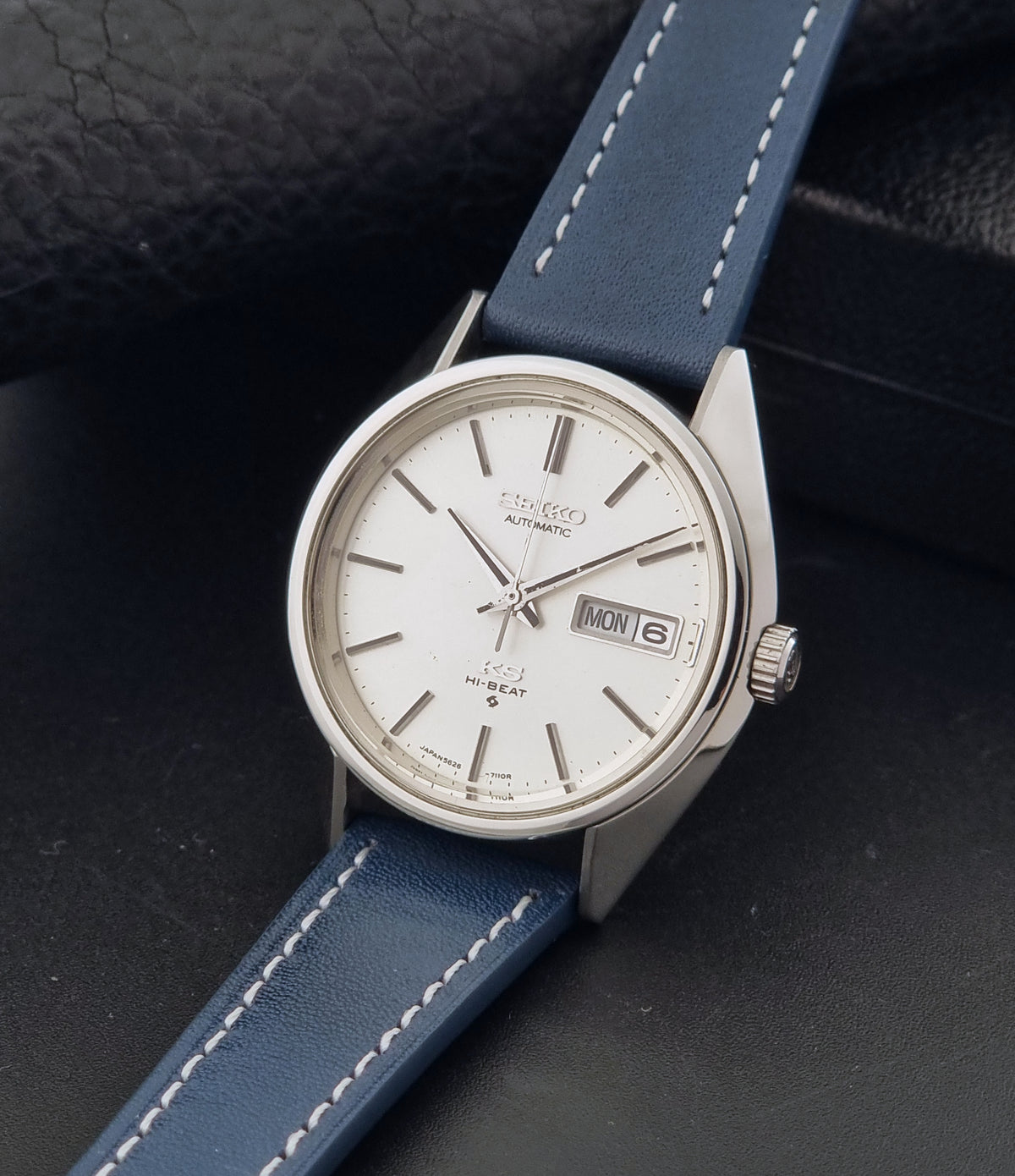1974 vintage King Seiko 5626-7113 Hi-Beat automatic watch, crown-side view of the winding crown and case