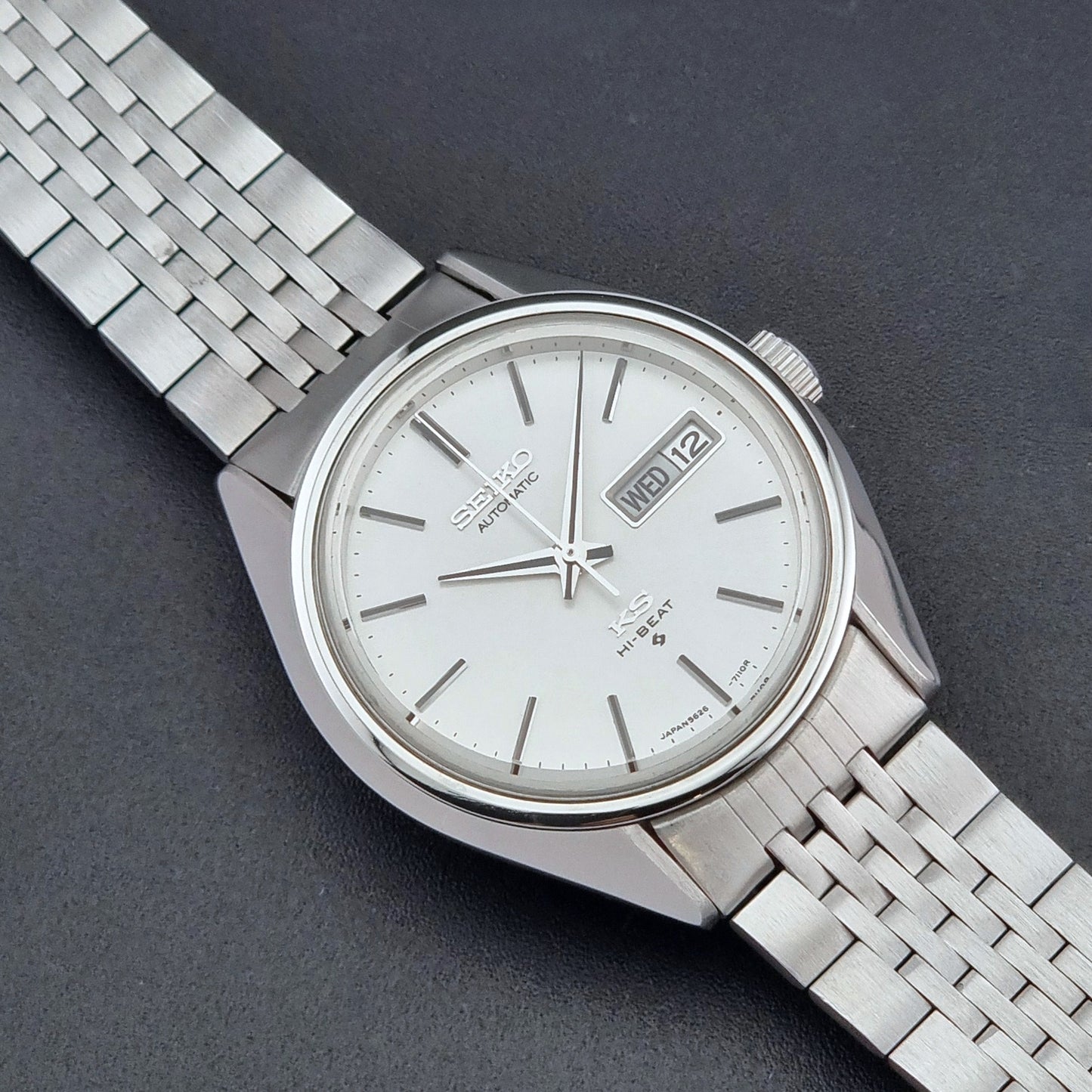 Vintage King Seiko Wristwatch 5626-7113 with a white face on a dark background close up dial view