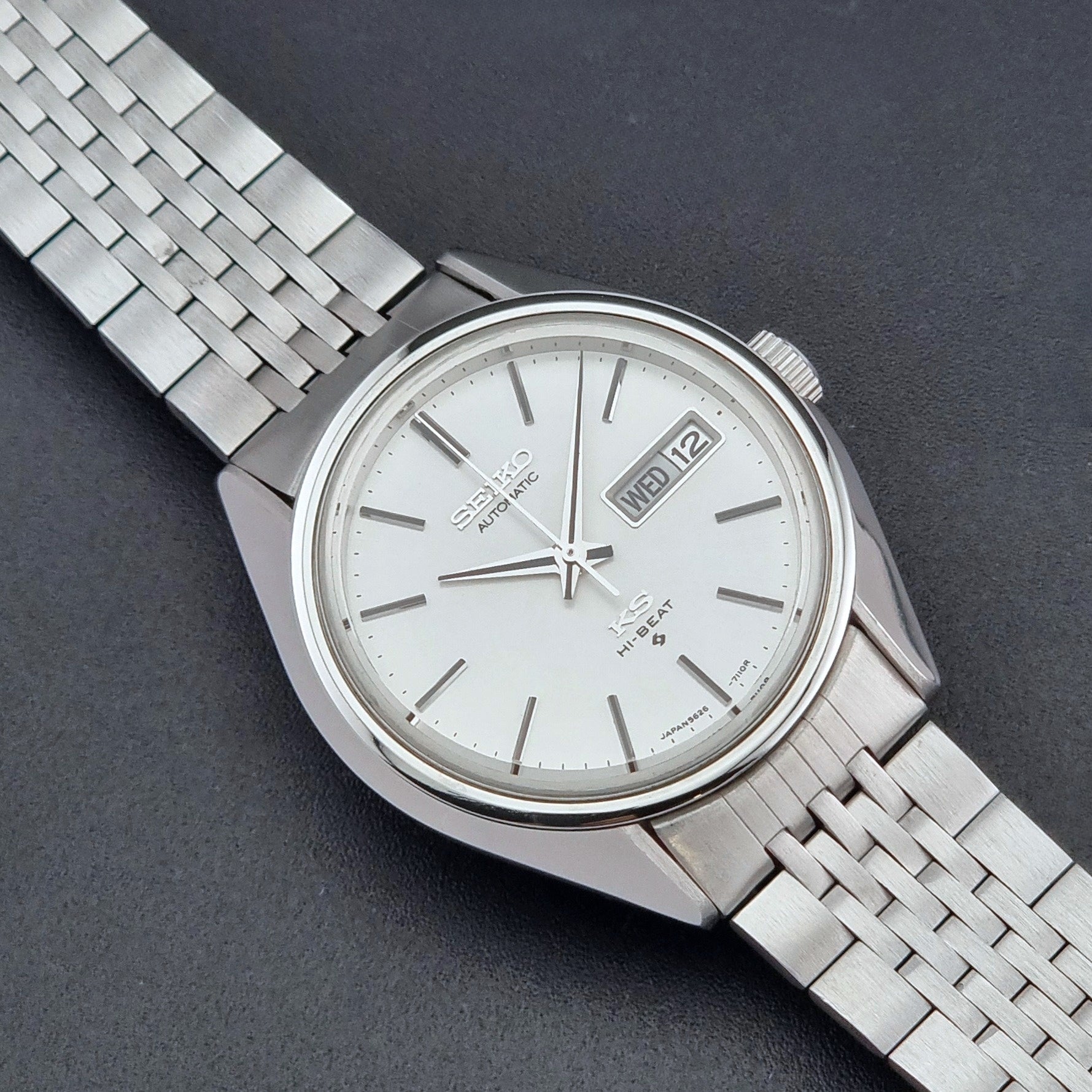 Vintage King Seiko Wristwatch 5626-7113 with a white face on a dark background close up dial view