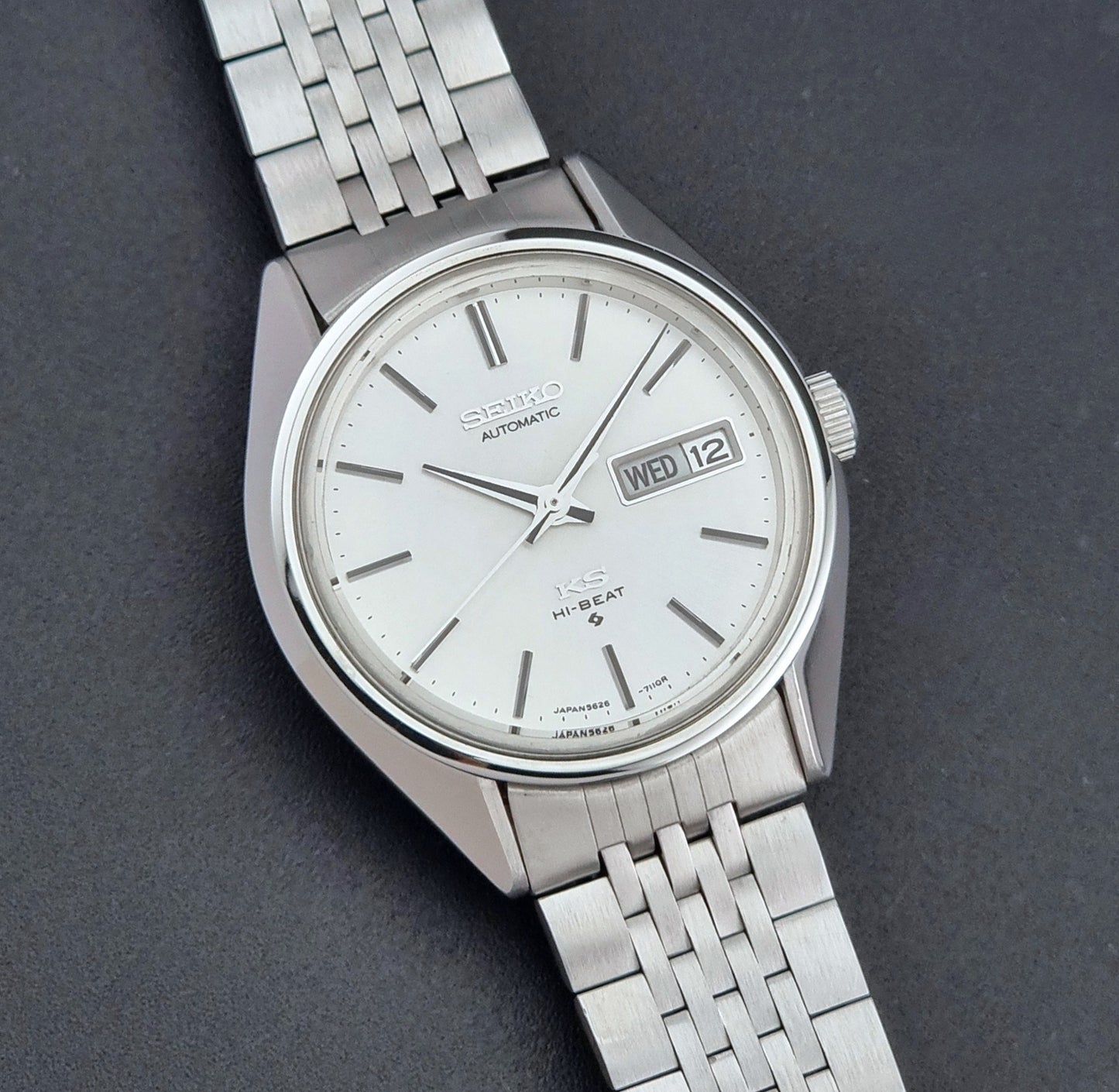 Vintage King Seiko Wristwatch 5626-7113 with a white face on a dark background front view
