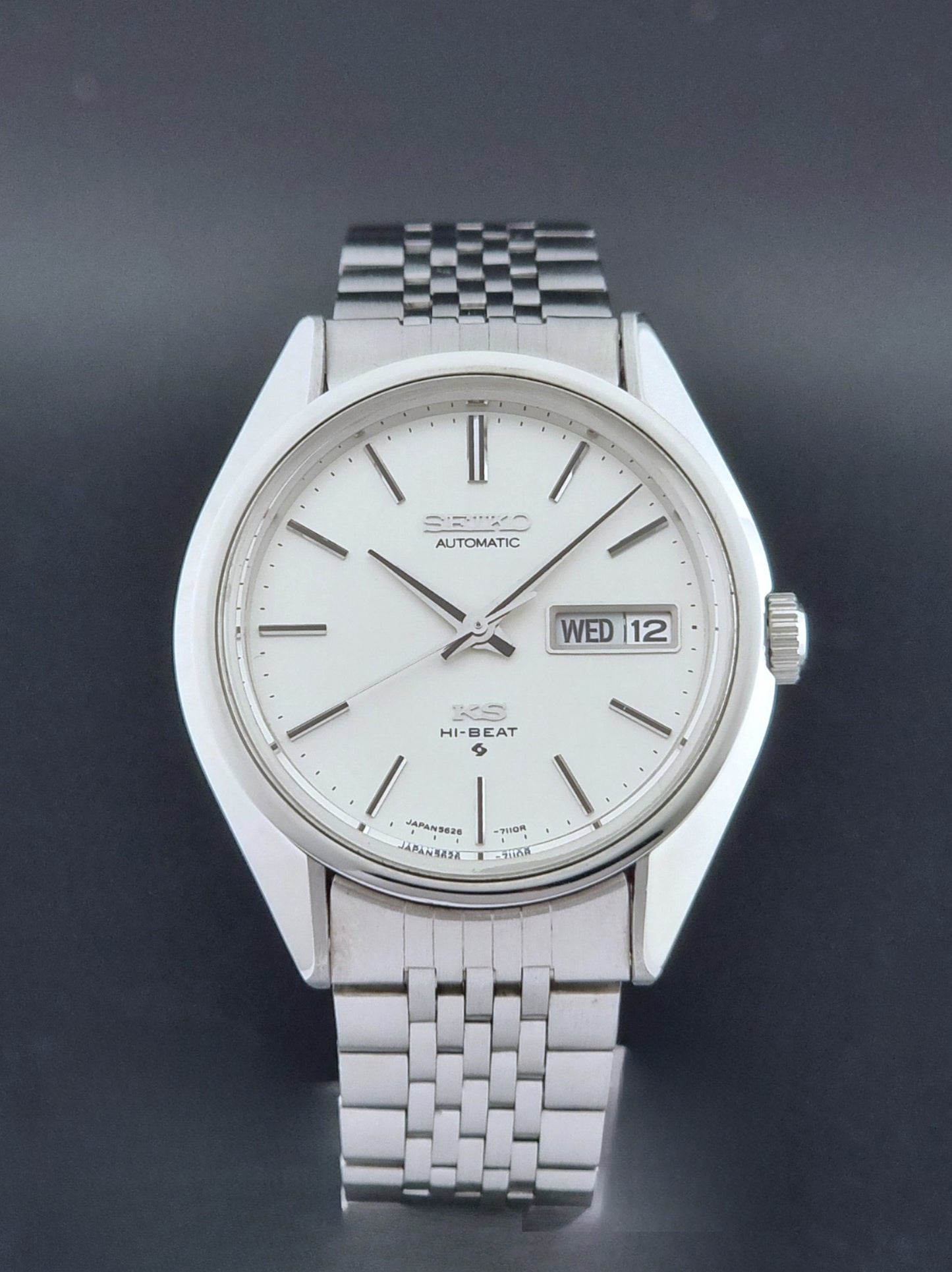 Vintage King Seiko Wristwatch 5626-7113 with a white face on a dark background close dial view