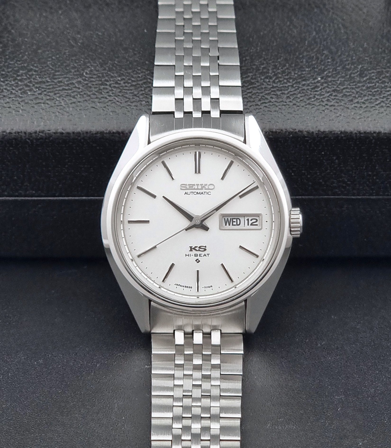 Vintage King Seiko Wristwatch 5626-7113 with a white face on a dark background dial view
