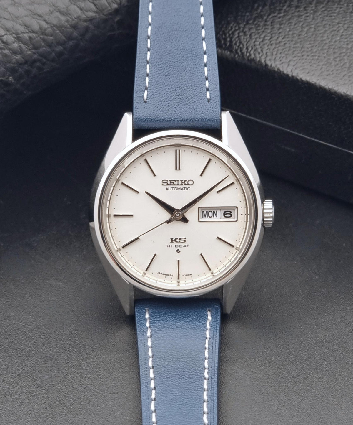 1974 vintage King Seiko 5626-7113 Hi-Beat automatic watch, alternate front view showing the silver off-white sunburst dial and case