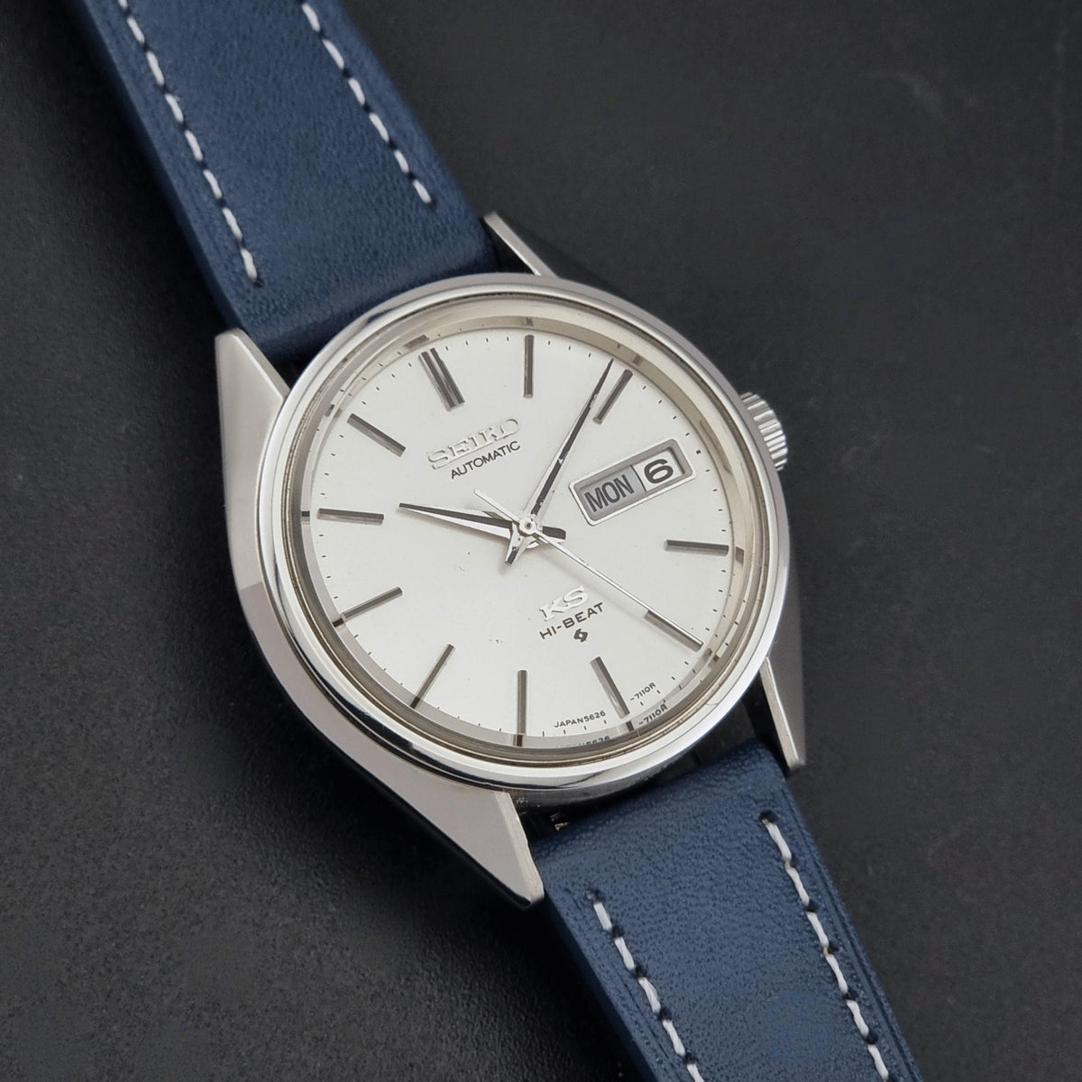 1974 vintage King Seiko 5626-7113 Hi-Beat automatic watch, additional face-on view of the silver off-white sunburst dial and hands
