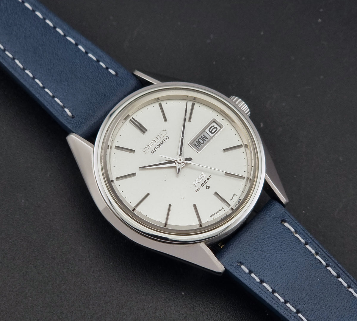 1974 vintage King Seiko 5626-7113 Hi-Beat automatic watch, front view highlighting the silver off-white sunburst dial